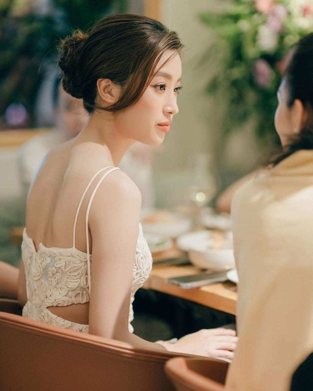 Hoa hậu Đỗ Mỹ Linh khoe nhan sắc thanh lịch, quyến rũ với váy ren trắng. Hoa hậu Đỗ Mỹ Linh khoe nhan sắc thanh lịch, quyến rũ với váy ren trắng.