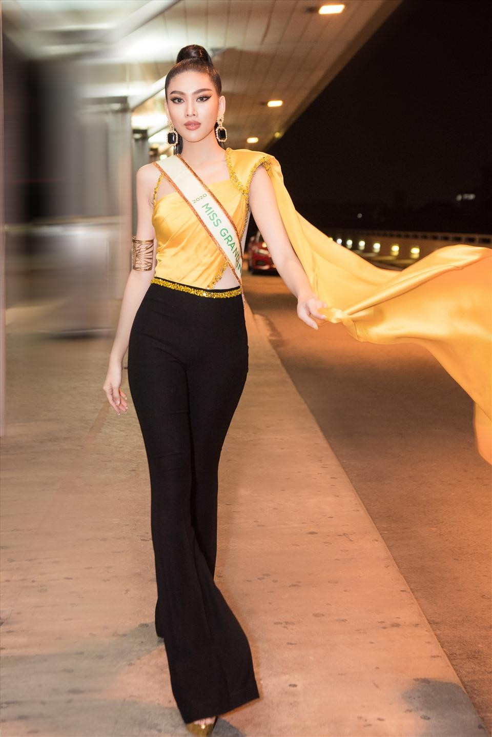 Năm 2020, Á hậu Ngọc Thảo đại diện Việt Nam tham dự Miss Grand 2020. Ra sân bay cô gây chú ý với bộ jumpsuit tông màu vàng cực kỳ lộng lẫy và quyền lực.