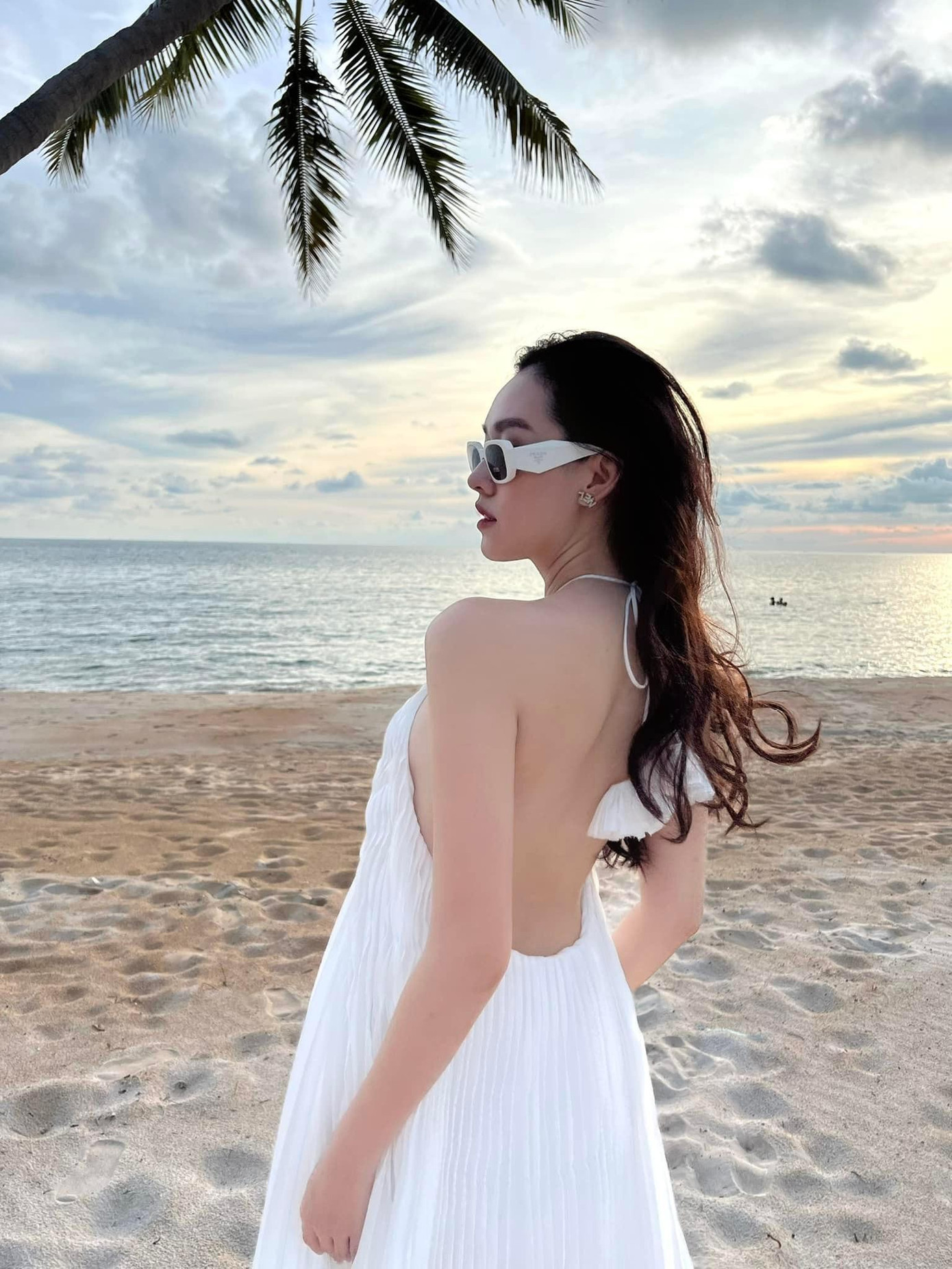 Á hậu Tường San đẹp như nàng thơ với bộ váy trắng xếp ly khoe lưng trần quyến rũ.