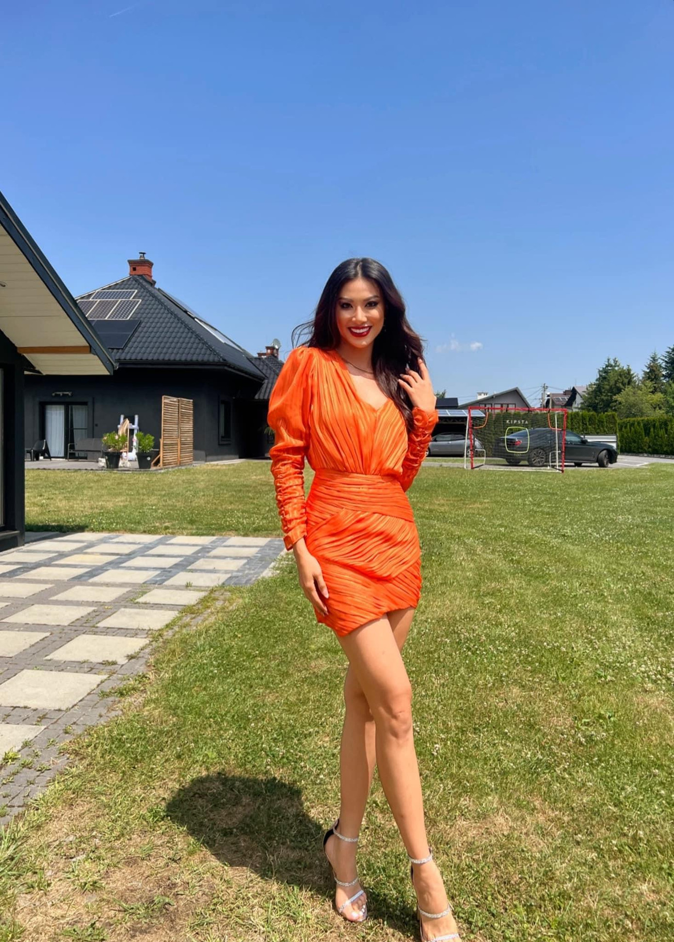 Cô diện bộ váy cam bó sát, khoe nhan sắc rạng ngời giữa nắng gió Ba Lan.