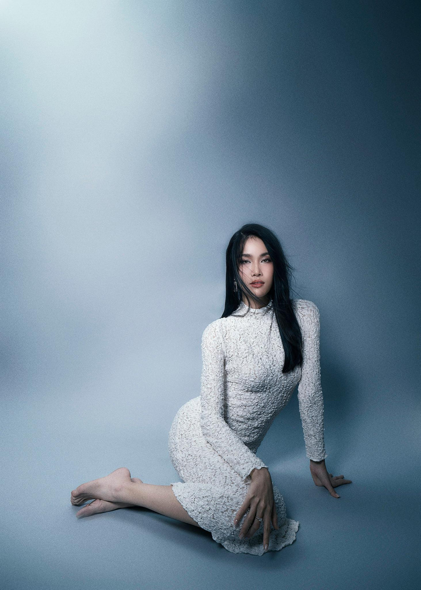 Vốn sở hữu nhan sắc thanh lịch và dịu dàng nên Phương Anh rất hợp với những thiết kế kín đáo, đặc biệt là tông màu trắng tinh khôi. Vốn sở hữu nhan sắc thanh lịch và dịu dàng nên Phương Anh rất hợp với những thiết kế kín đáo, đặc biệt là tông màu trắng tinh khôi.