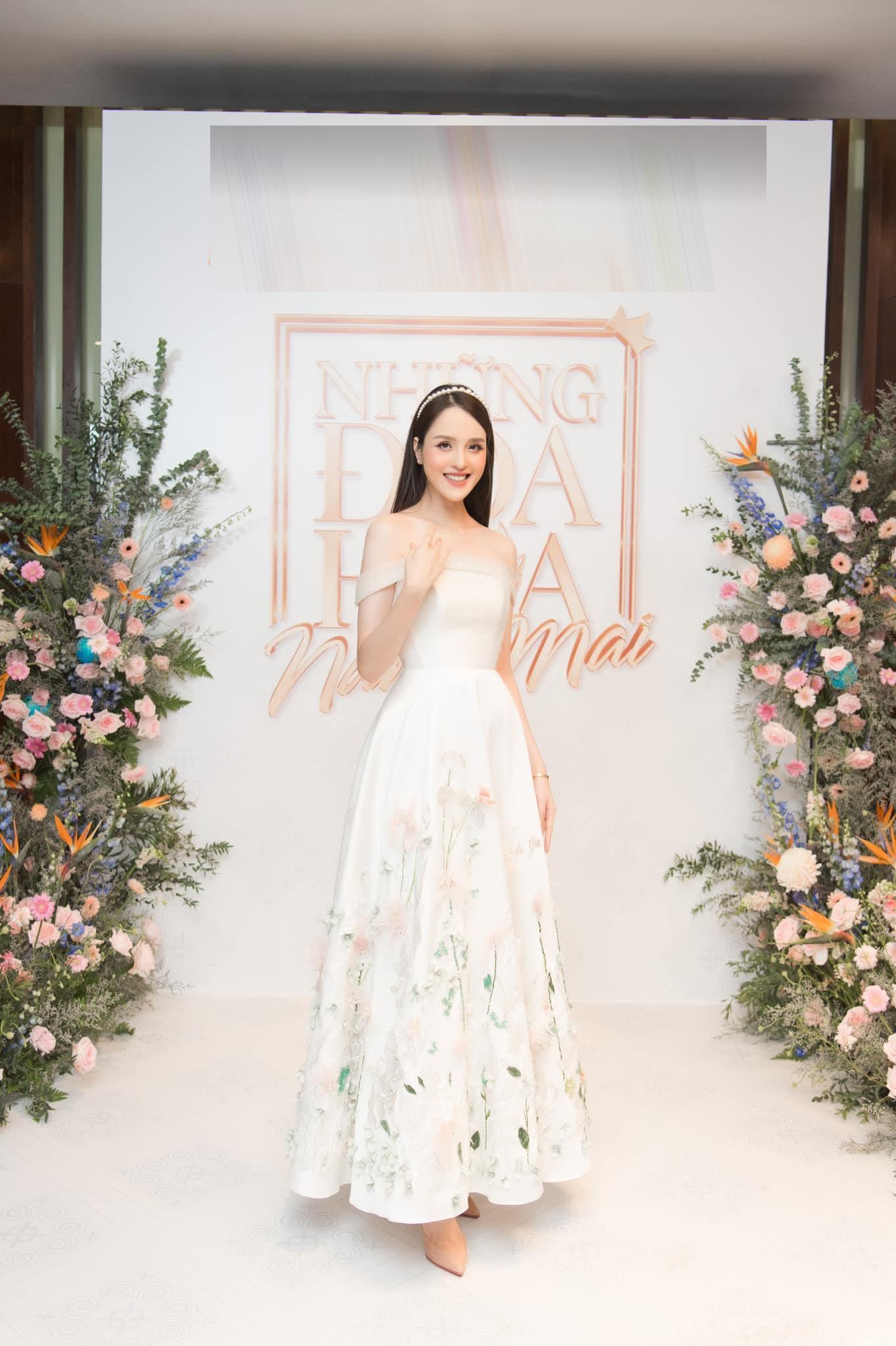 Đã lâu không xuất hiện ở các sự kiện nhưng Hoàng Anh vẫn gây chú ý khi diện loạt thiết kế chỉn chu, lộng lẫy không hề thua kém các đàn em đình đám trong showbiz.