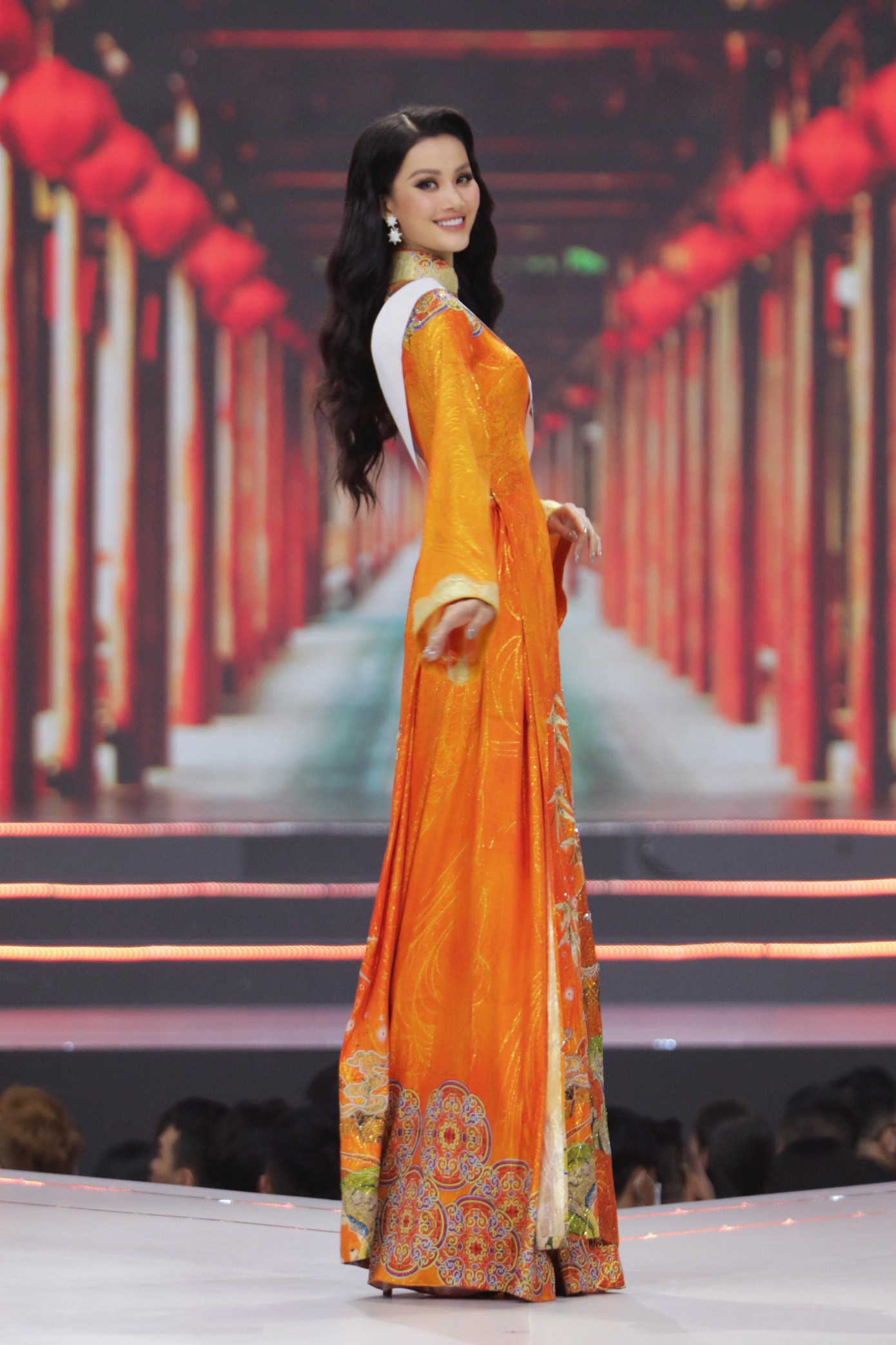 Thí sinh Hương Ly cũng nổi bật ở phần thi áo dài.