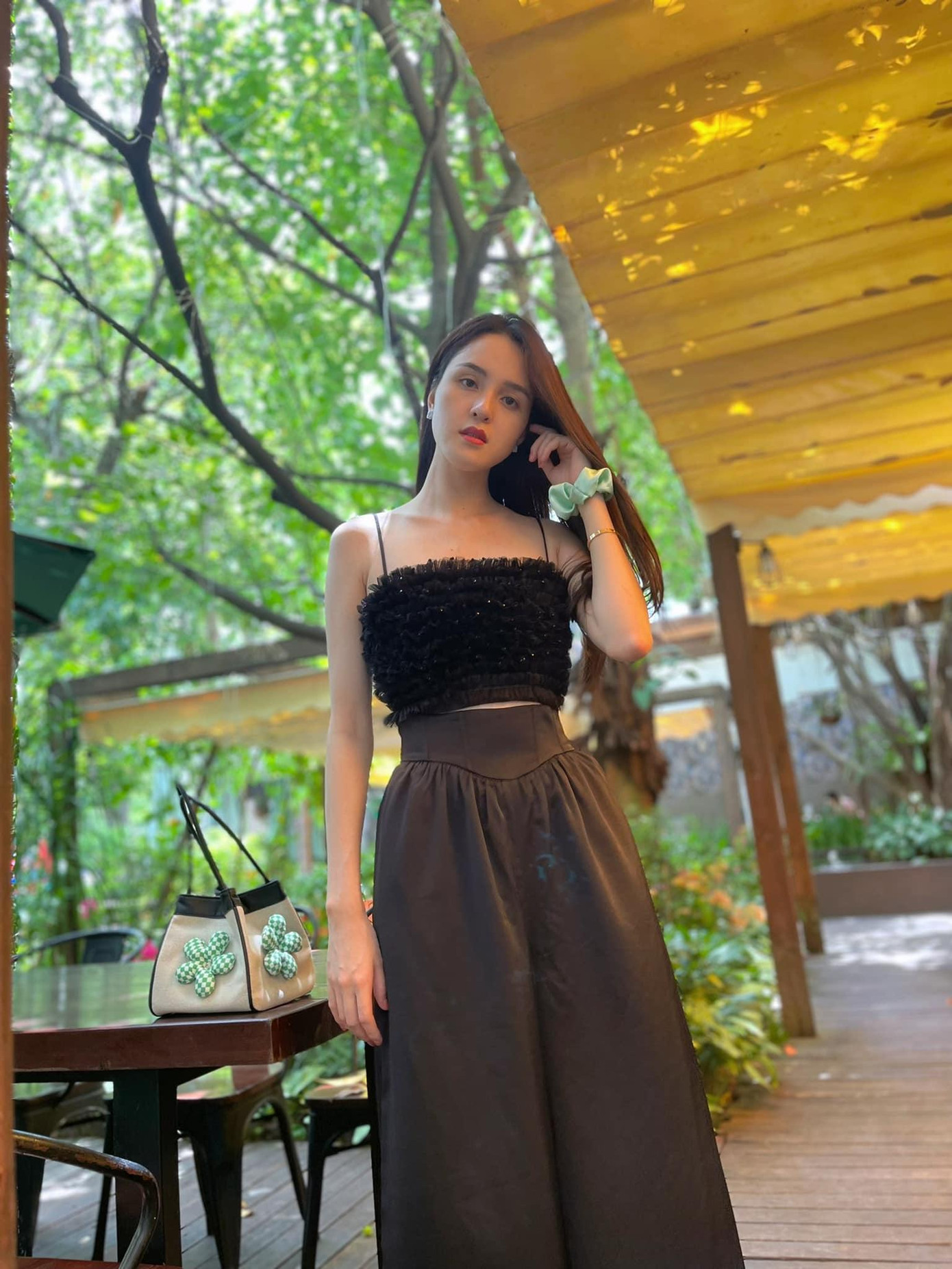 Á hậu Hoàng Anh mặc crop-top khoe nhan sắc trẻ trung, quyến rũ của 'gái hai con'.