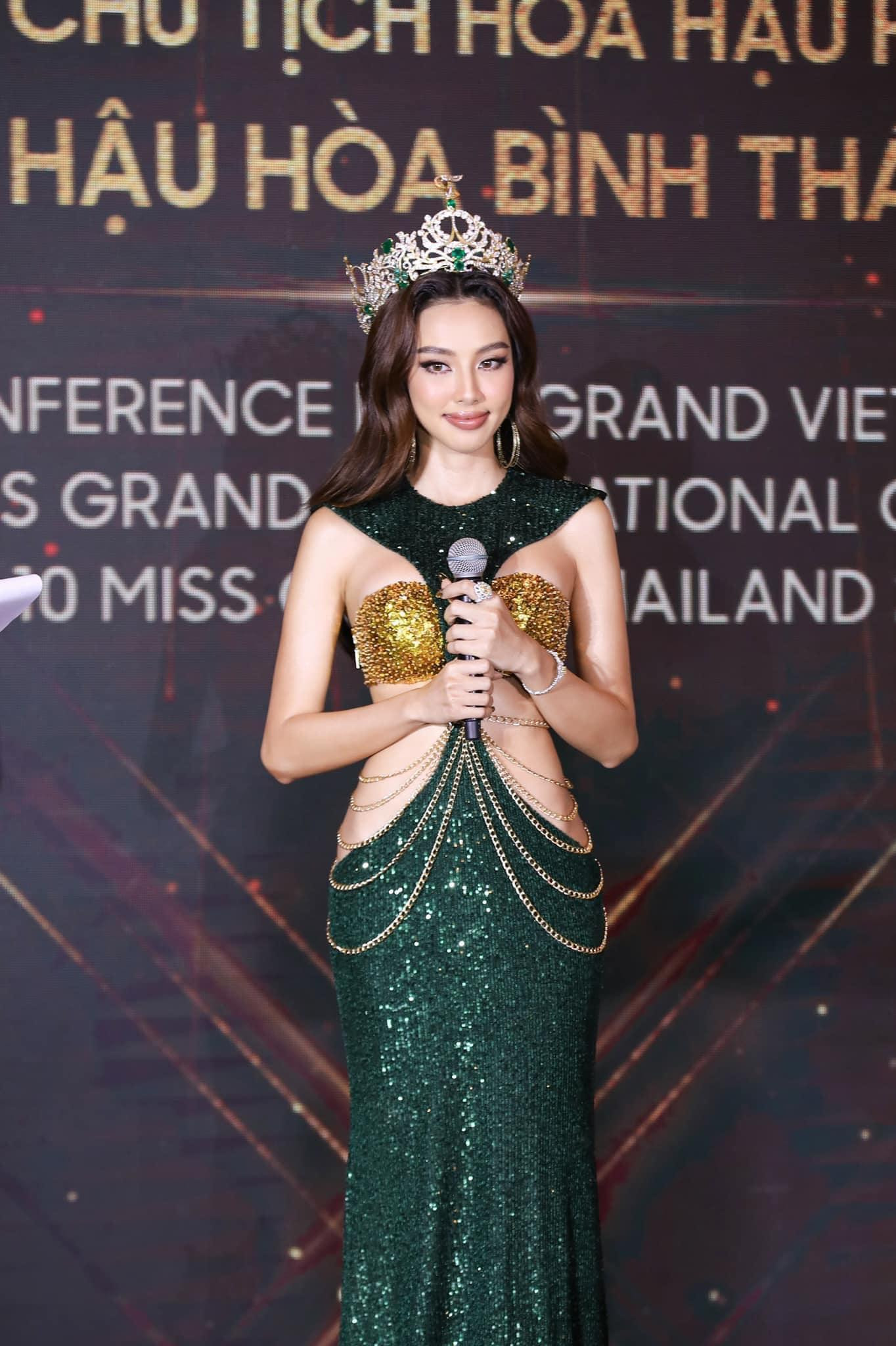 Thiết kế lộng lẫy giúp Thuỳ Tiên đẹp tựa 'nữ thần' tại sự kiện. Thiết kế lộng lẫy giúp Thuỳ Tiên đẹp tựa 'nữ thần' tại sự kiện.