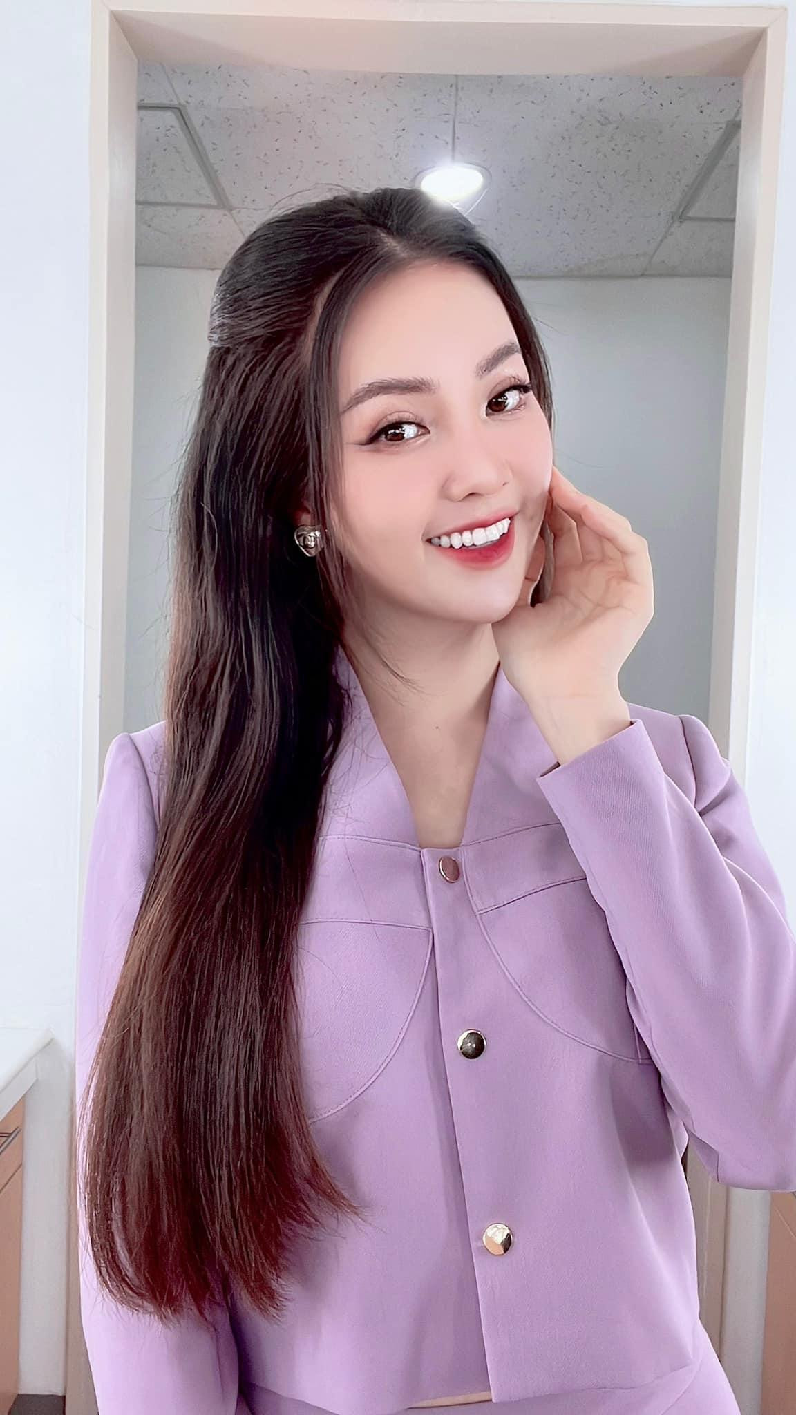 Á hậu Thuỵ Vân diện trang phục nữ tính và thanh lịch khi lên sóng.