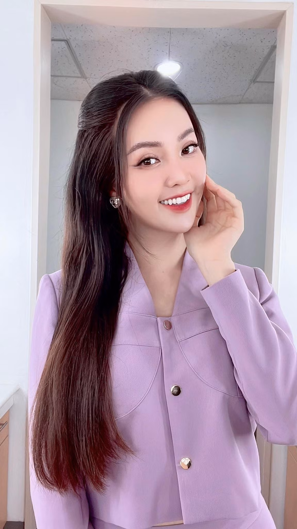 Á hậu Thuỵ Vân diện trang phục nữ tính và thanh lịch khi lên sóng.