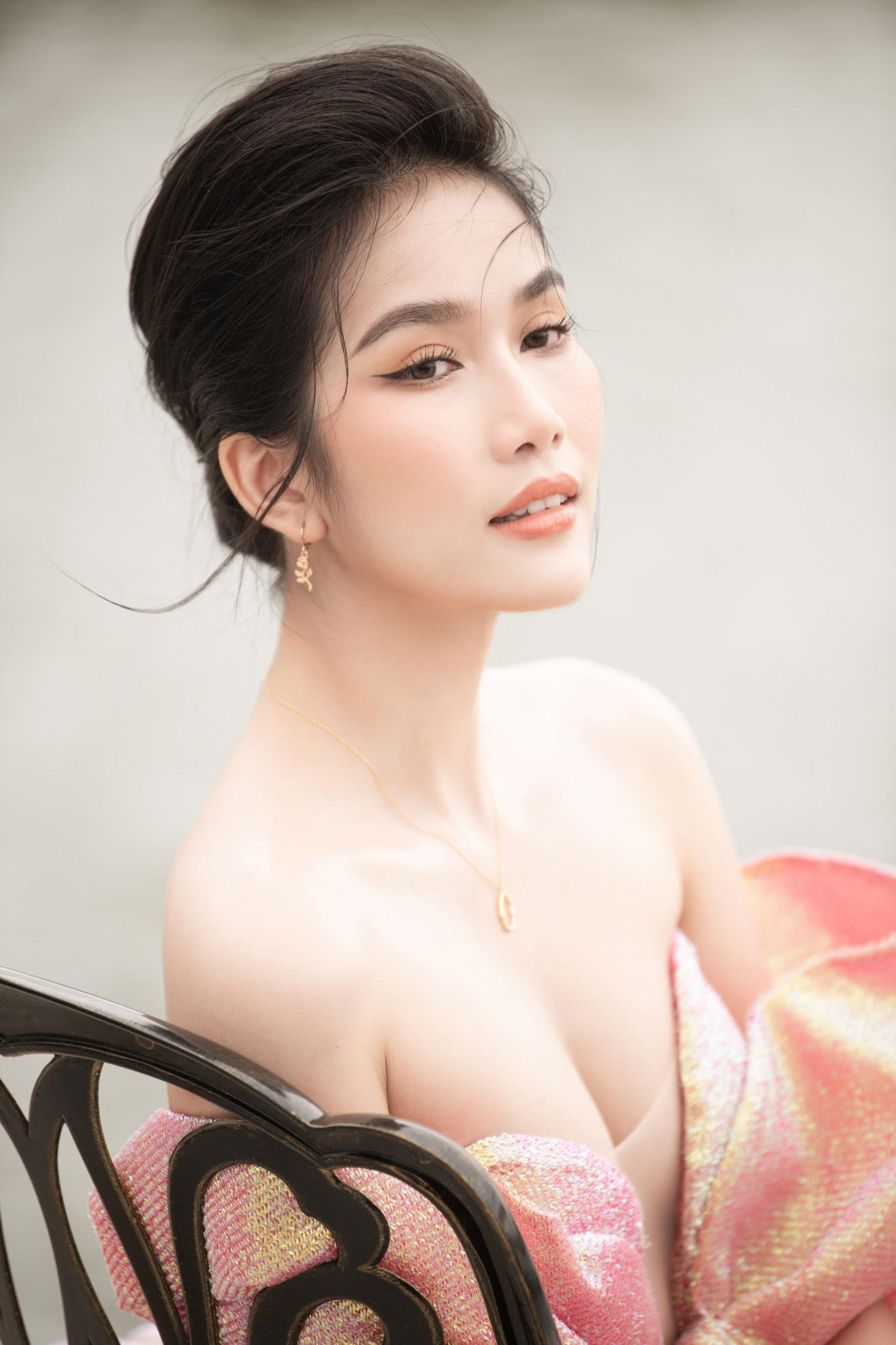 Phương Anh chọn kiểu búi tóc kiêu sa để tôn lên vẻ đẹp sang trọng và quyến rũ.