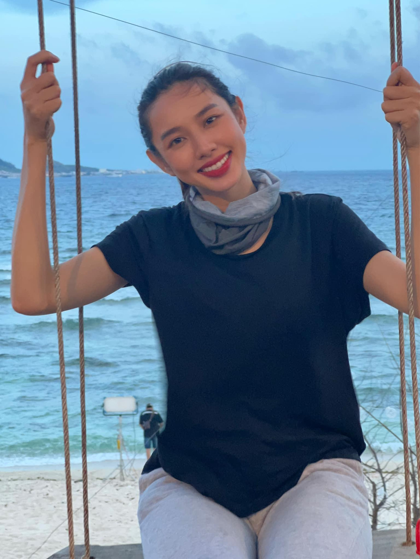 Hoa hậu Thuỳ Tiên diện trang phục giản dị nhưng vẫn xinh đẹp rạng ngời ở đảo Lý Sơn.