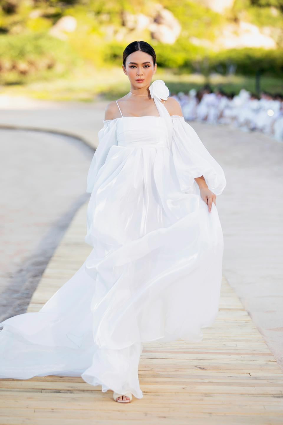 Á hậu Mâu Thuỷ đẹp như công chúa với bộ váy maxi màu trắng bay bổng.