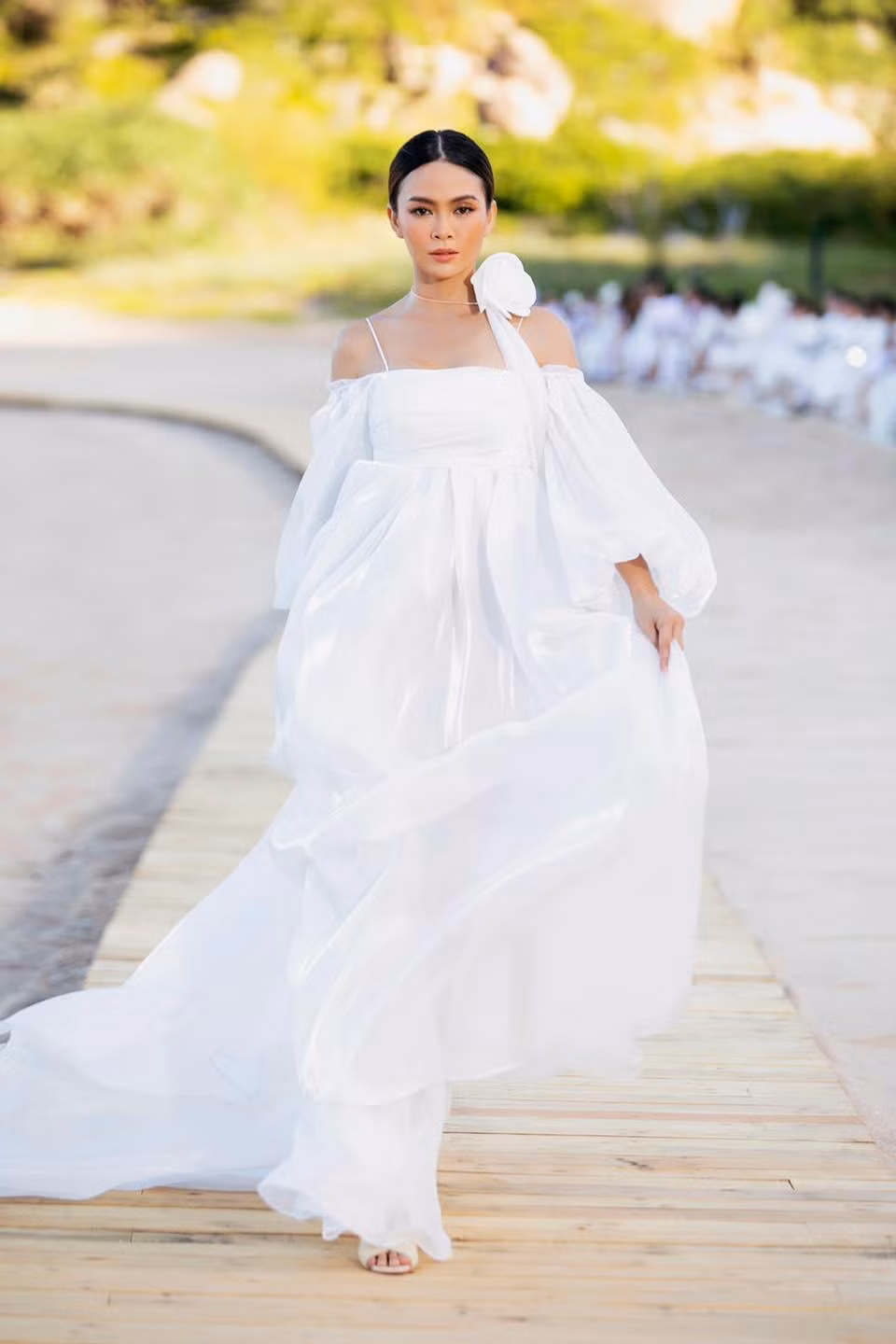 Á hậu Mâu Thuỷ đẹp như công chúa với bộ váy maxi màu trắng bay bổng.