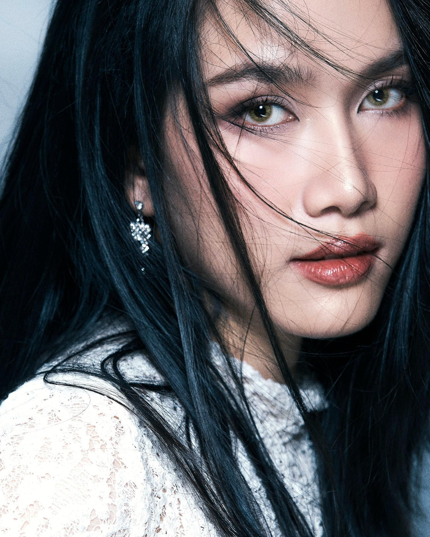 Để tóc thẳng và trang điểm nhẹ nhàng, Phương Anh toát lên khí chất của một người đẹp duyên dáng, thanh lịch với học vấn 'khủng'. Để tóc thẳng và trang điểm nhẹ nhàng, Phương Anh toát lên khí chất của một người đẹp duyên dáng, thanh lịch với học vấn 'khủng'.