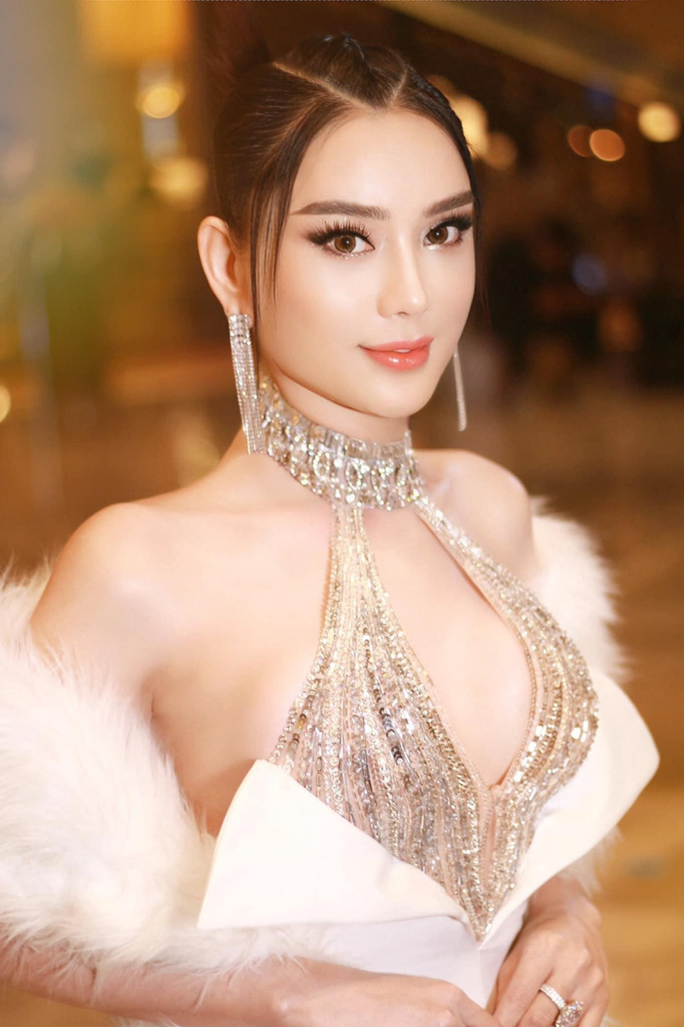 Người đẹp chuyển giới tự tin khoe vòng một nóng bỏng, quyến rũ và làn da mịn màng không tì vết. Người đẹp chuyển giới tự tin khoe vòng một nóng bỏng, quyến rũ và làn da mịn màng không tì vết.