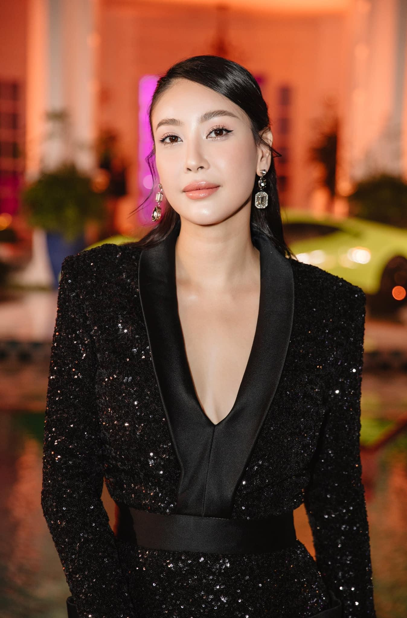 Hoa hậu Hà Kiều Anh diện váy sequin lấp lánh, xẻ vòng một cực nóng bỏng.