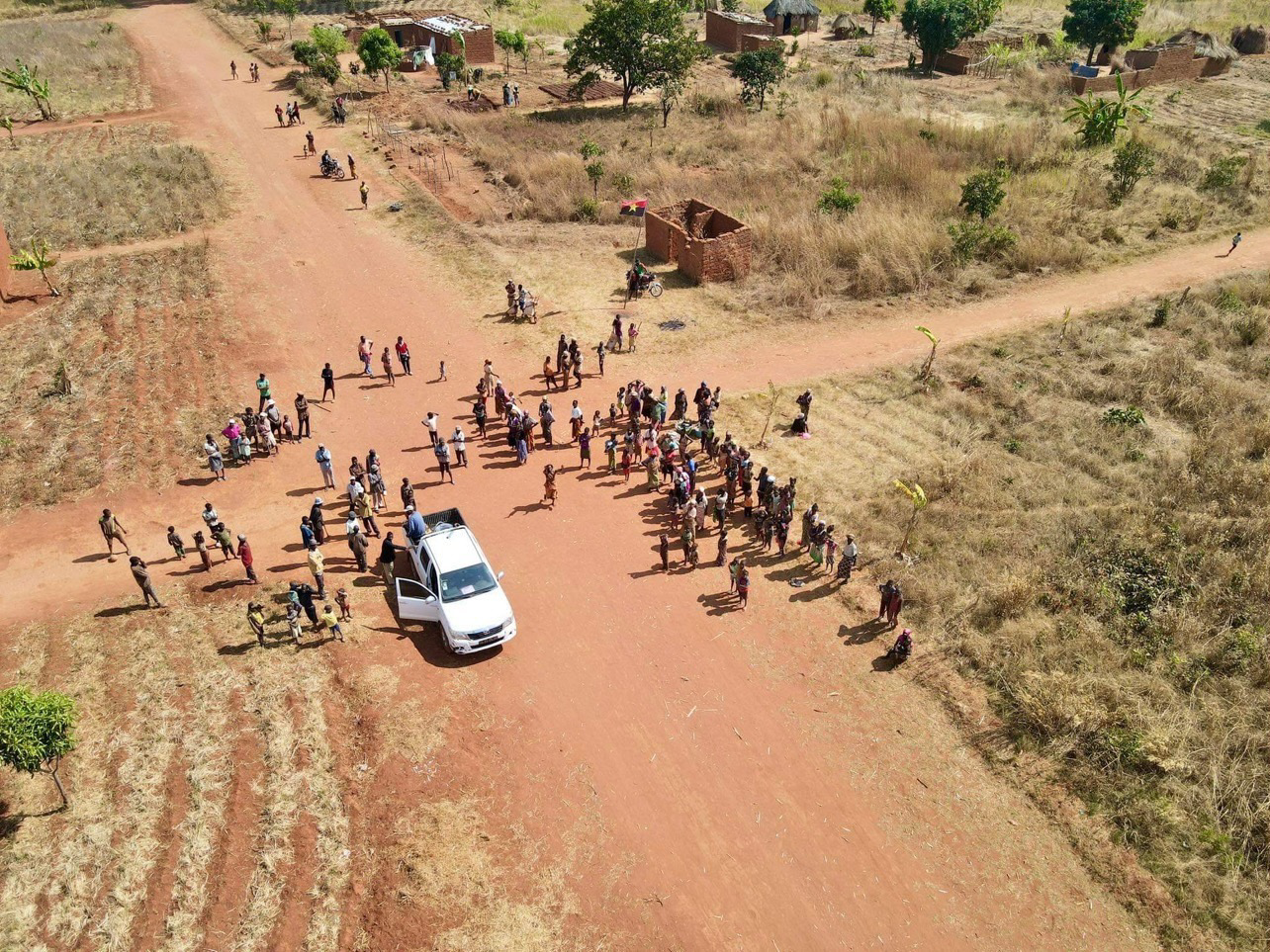Mật độ dân cư thưa thớt, người dân hầu hết không có điện sinh hoạt, không có nước sạch, hạn chế về điều kiện sống.