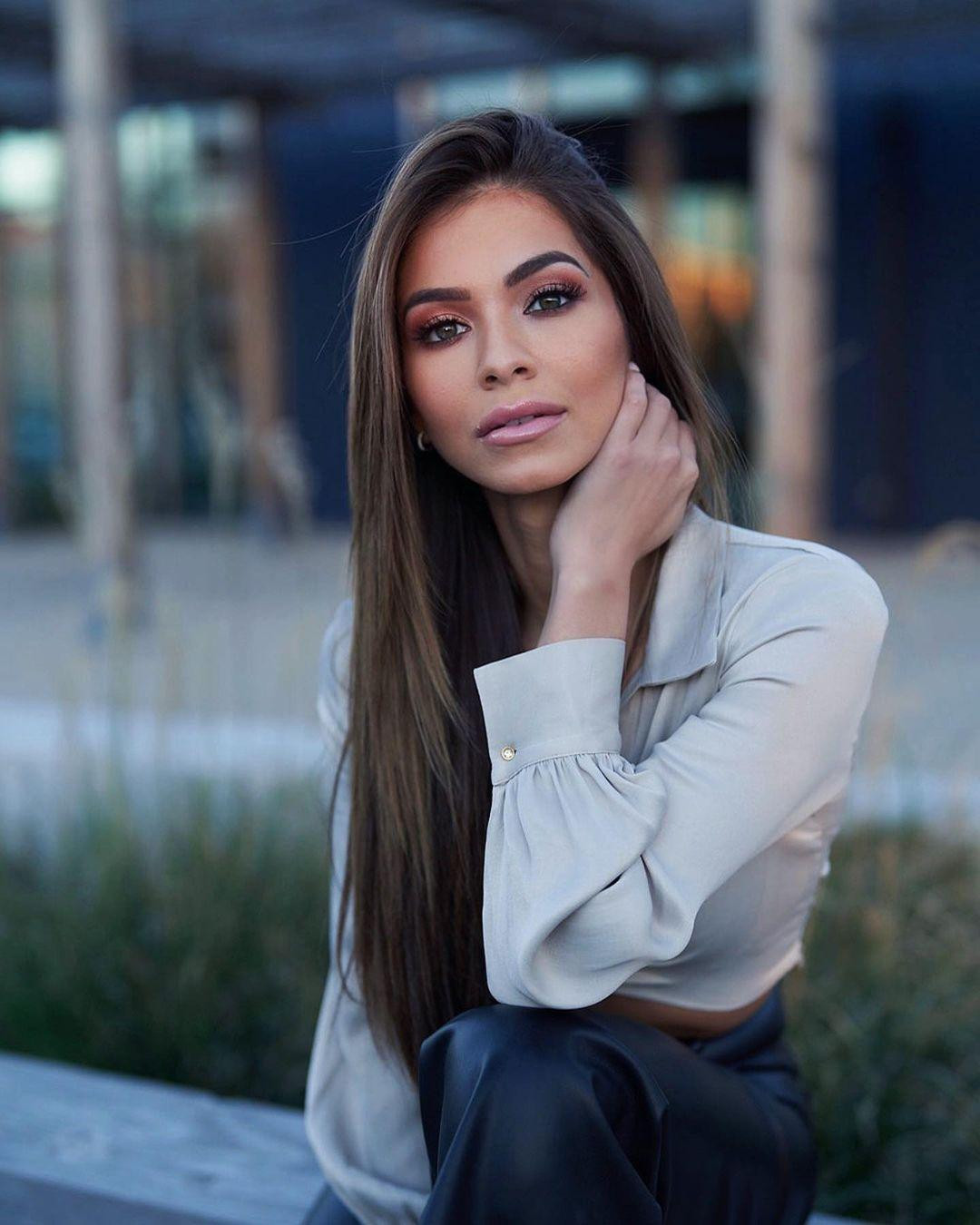 Cô cũng là một nhà hoạt động nữ quyền và đấu tranh cho các vấn đề về chiến tranh tại quê nhà.