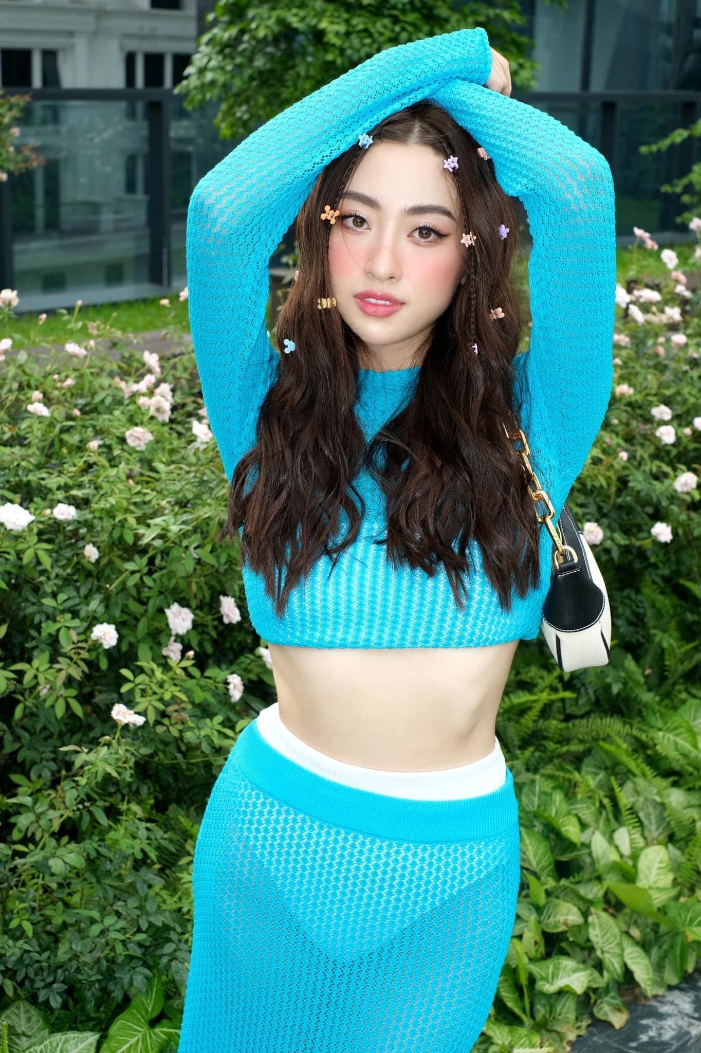 Bộ trang phục bao gồm áo crop-top dài tay phối cùng chân váy chất liệu xuyên thấu, mang lại cho Miss World Vietnam 2019 vẻ đẹp cực kỳ nóng bỏng.