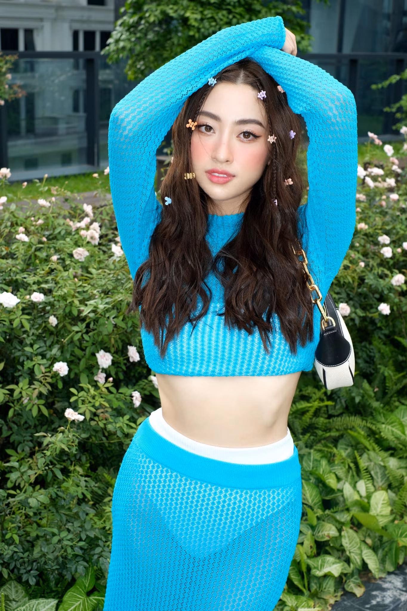 Bộ trang phục bao gồm áo crop-top dài tay phối cùng chân váy chất liệu xuyên thấu, mang lại cho Miss World Vietnam 2019 vẻ đẹp cực kỳ nóng bỏng.