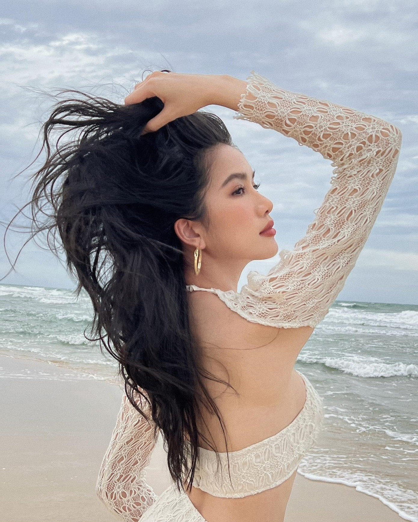 Á hậu Phương Anh khoe khéo tấm lưng ong nóng bỏng khi đi biển.