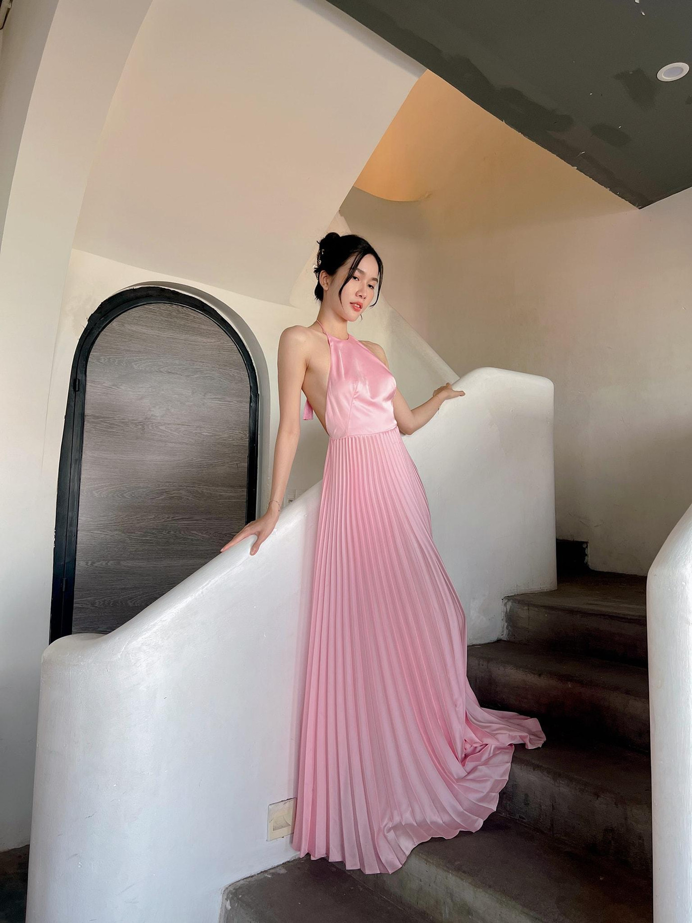 Thiết kế kiểu cổ yếm còn giúp cho nàng Á hậu xinh đẹp khoe vai trần sexy.