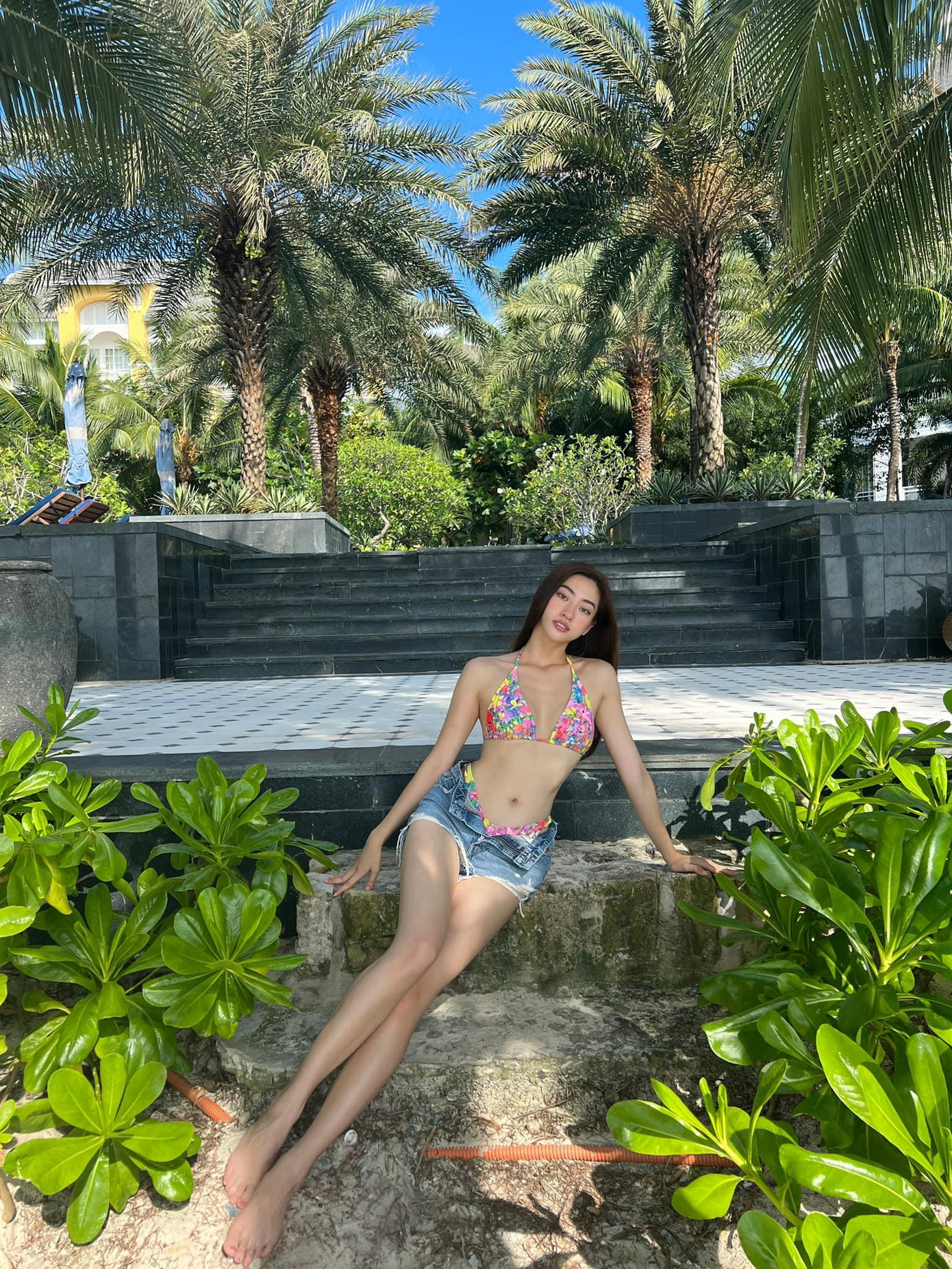 Người đẹp gốc Cao Bằng tạo dáng khéo léo khoe đôi chân 1m22 trứ danh.