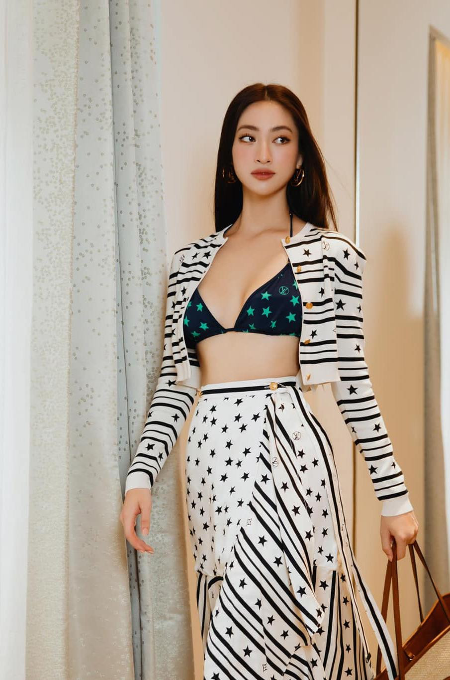 Thiết kế tôn lên nét đẹp kiêu sa và gợi cảm của Miss World Vietnam 2019.