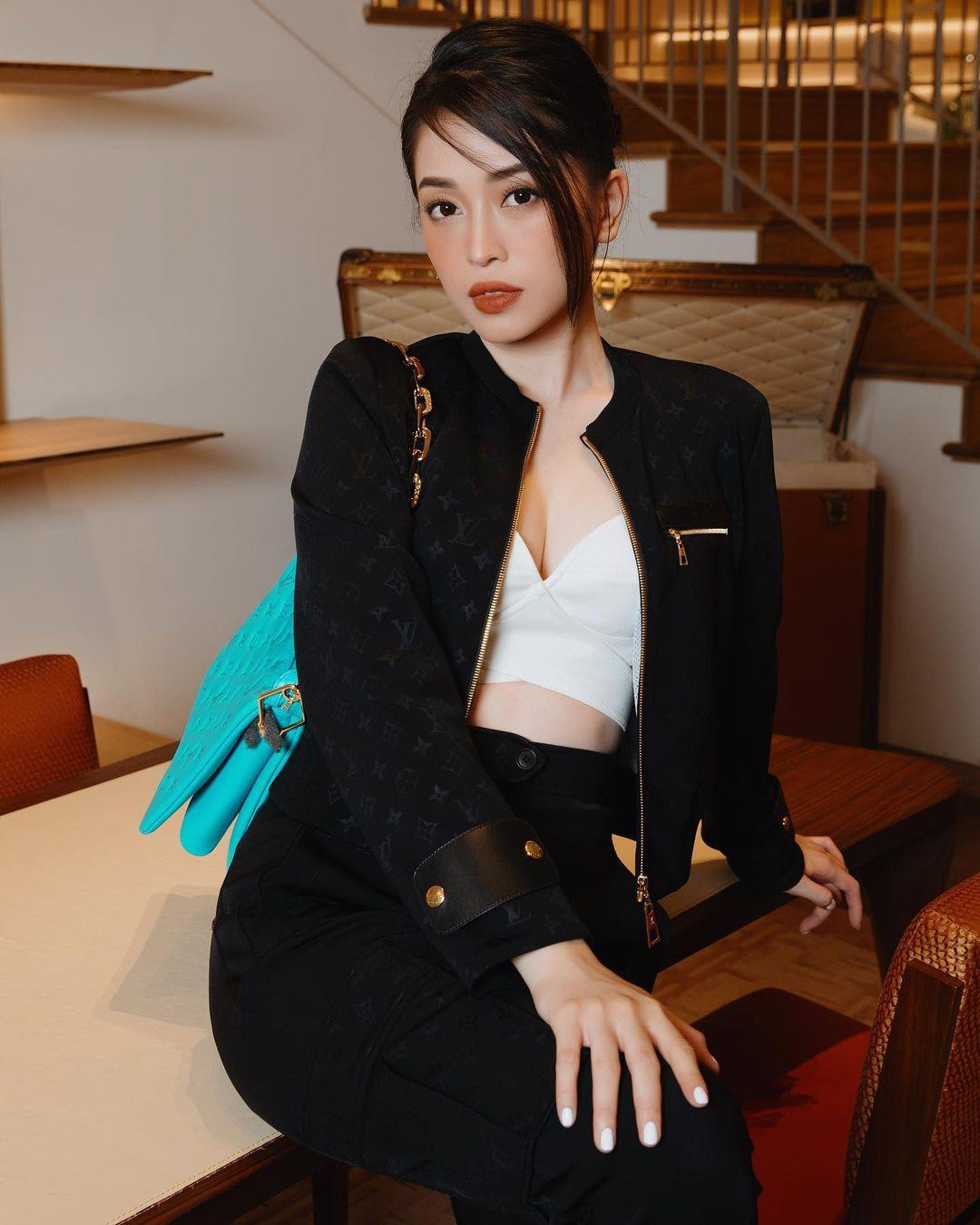 Á hậu Phương Nga mặc crop-top khoe vòng một quyến rũ và eo thon sexy.