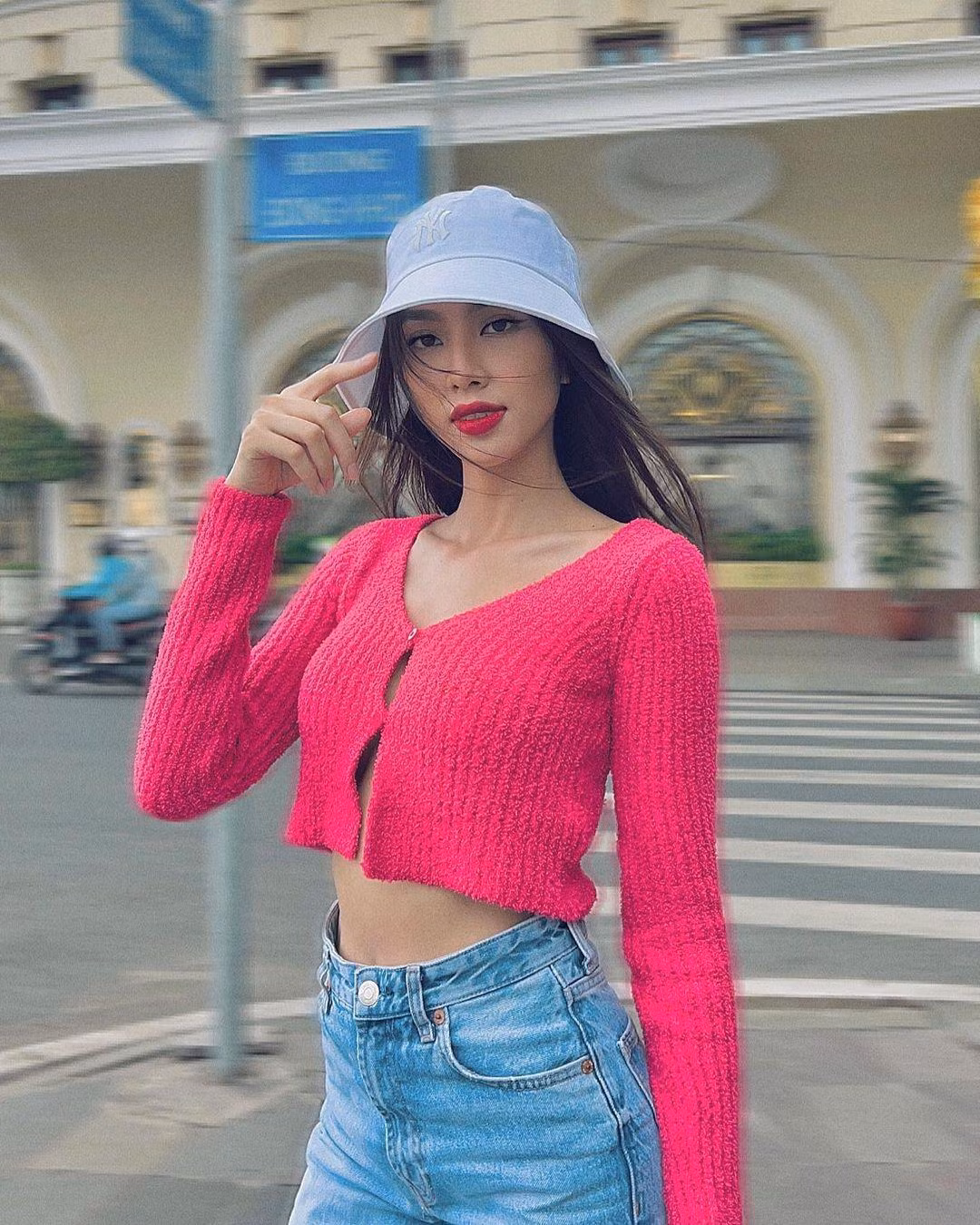 Hoa hậu Hoà bình Quốc tế 2021 rất yêu thích những chiếc áo crop-top tông màu choé kén người mặc.