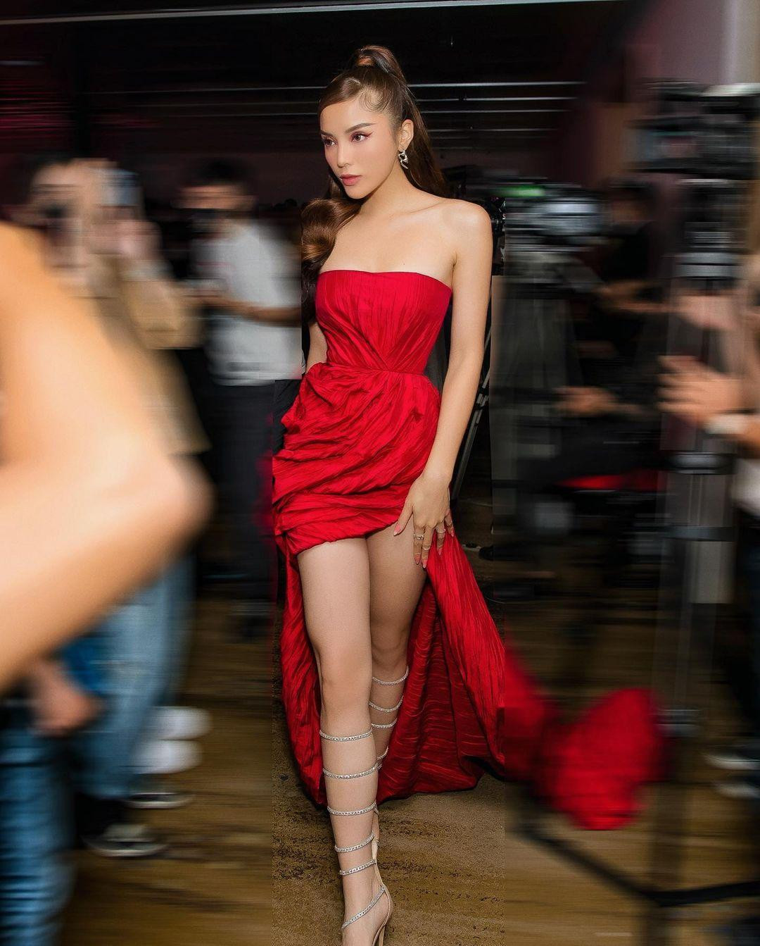 Hoa hậu Kỳ Duyên diện bộ váy cúp ngực khoe trọn bờ vai trần quyến rũ cùng đôi chân thon dài nóng bỏng.