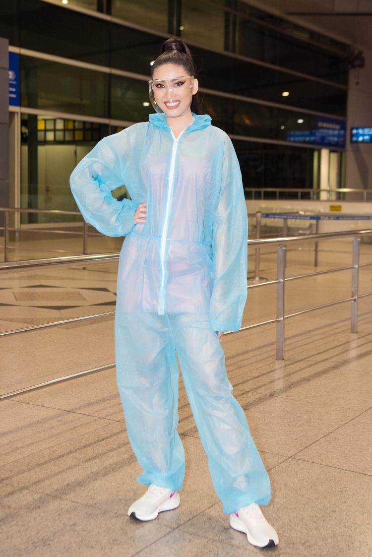 Đi thi trong thời dịch bệnh nên Ngọc Thảo không quên mang theo quần áo bảo hộ để đảm bảo an toàn cho bản thân và những người xung quanh.