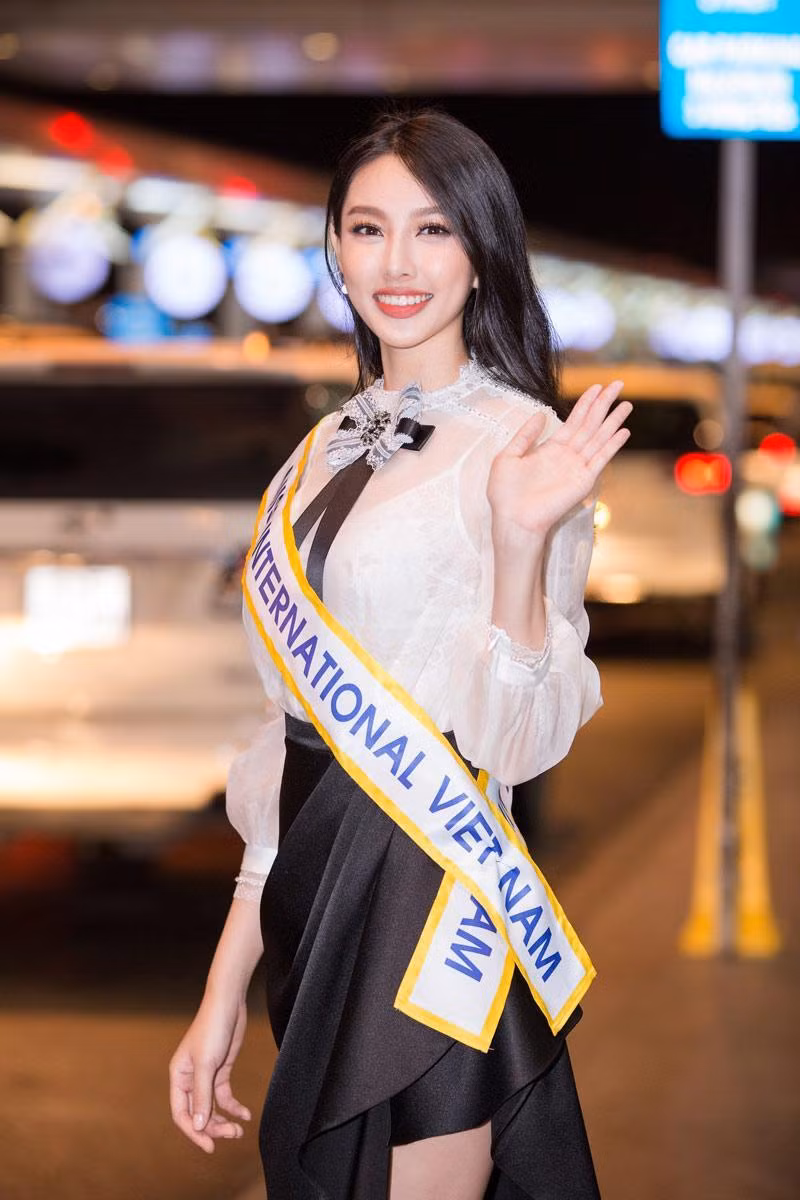 Trước đó vào năm 2018 khi ra sân bay để đại diện Việt Nam đi thi Hoa hậu Quốc tế, Thuỳ Tiên ăn mặc giản dị và thanh lịch hơn.