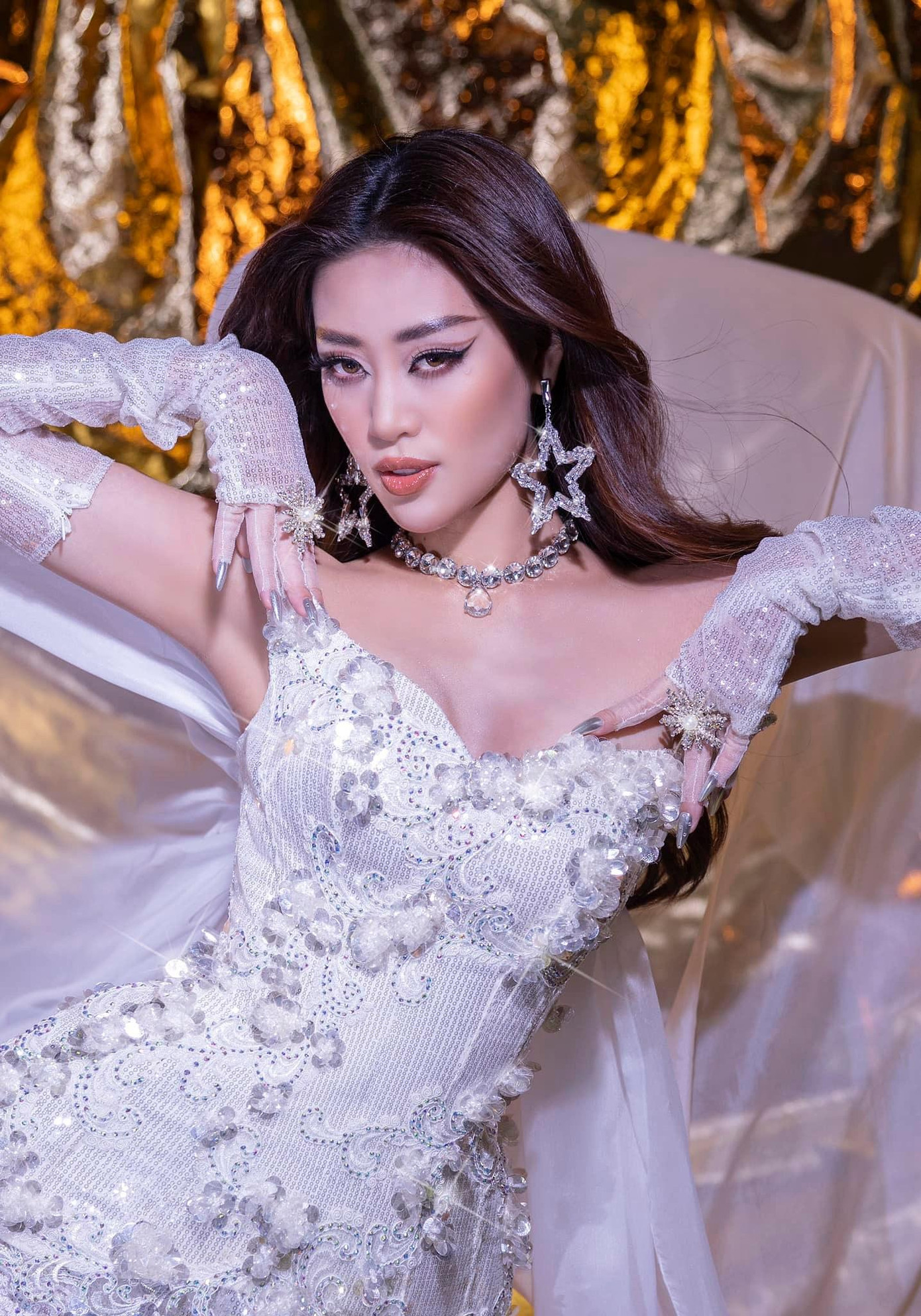 Hoa hậu Khánh Vân đẹp như công chúa trong bộ váy trắng đính kết lộng lẫy.