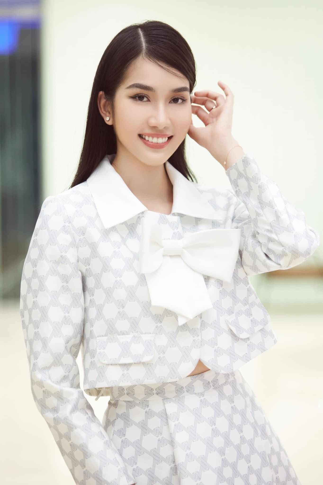 Sở hữu gương mặt trong sáng, xinh đẹp nên Phương Anh luôn ghi điểm với những trang phục nhẹ nhàng, lịch duyệt trên sóng truyền hình.