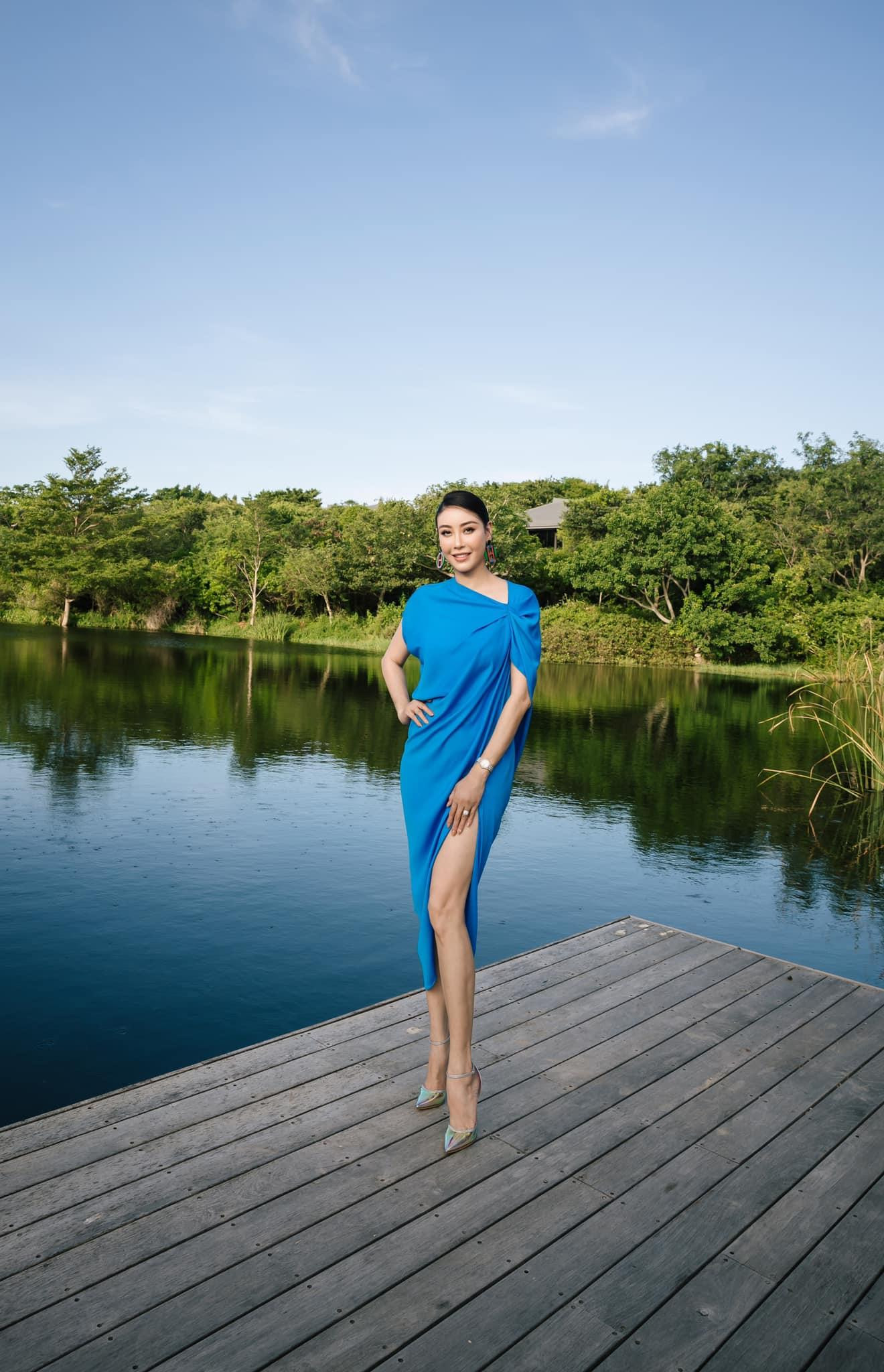 Thiết kế giúp HHVN 1992 khoe nhan sắc trẻ trung và đôi chân dài quyến rũ. Thiết kế giúp HHVN 1992 khoe nhan sắc trẻ trung và đôi chân dài quyến rũ.