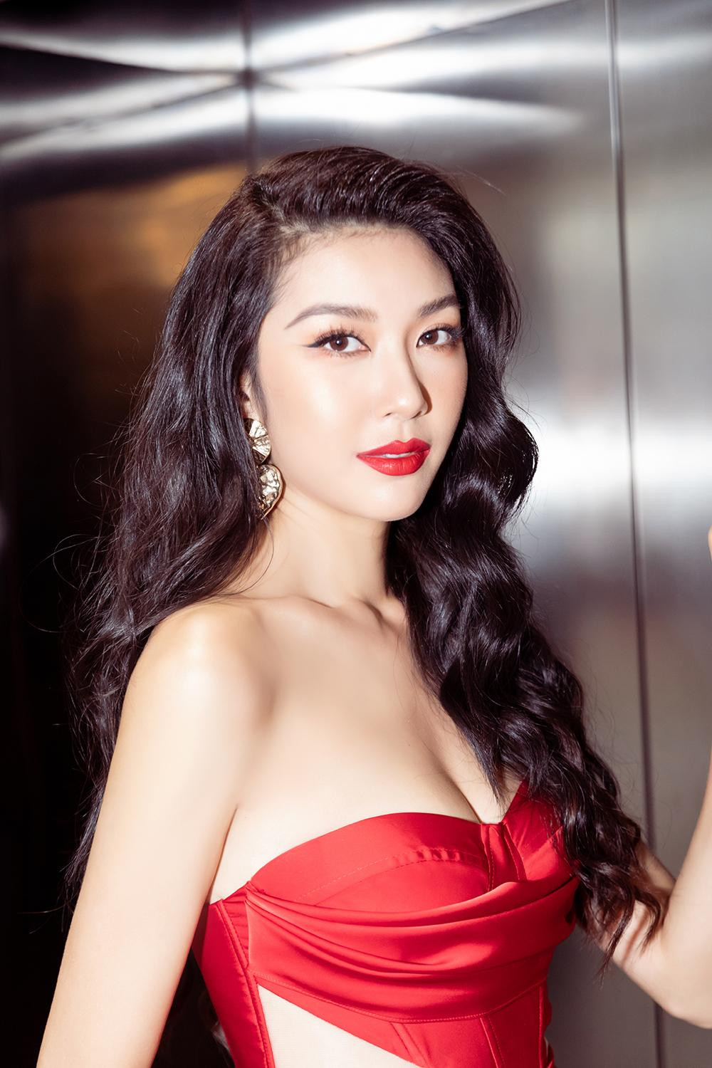 Thiết kế cúp ngực tông màu đỏ rực tôn lên nhan sắc kiều diễm và quyến rũ của Á hậu Quốc tế 2015.