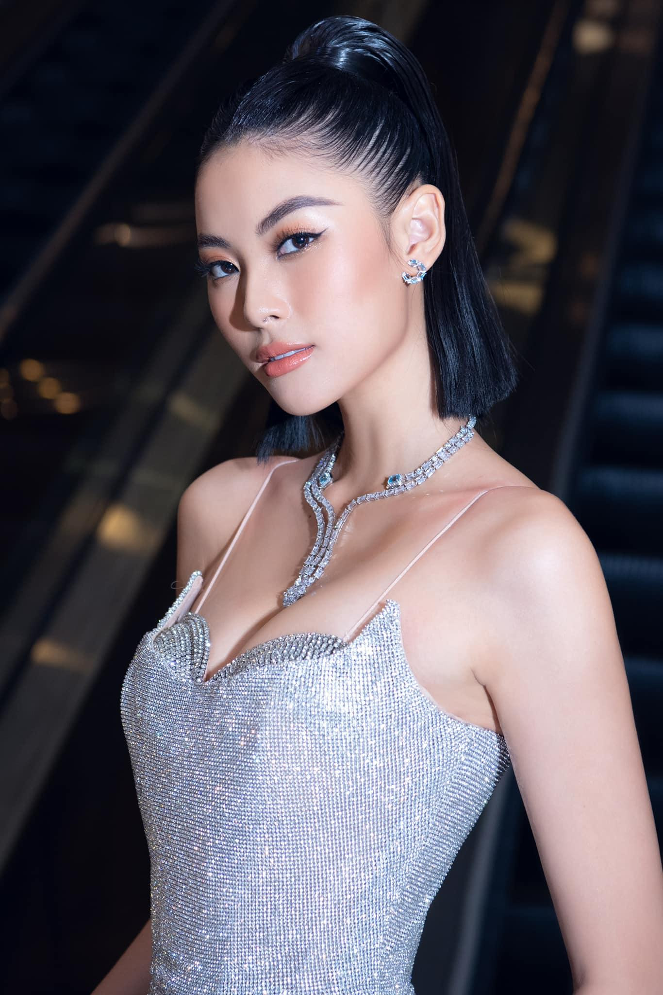 Người đẹp biển Đào Thị Hà mặc váy sequin cúp ngực khoe vòng một nóng bỏng. Người đẹp biển Đào Thị Hà mặc váy sequin cúp ngực khoe vòng một nóng bỏng.