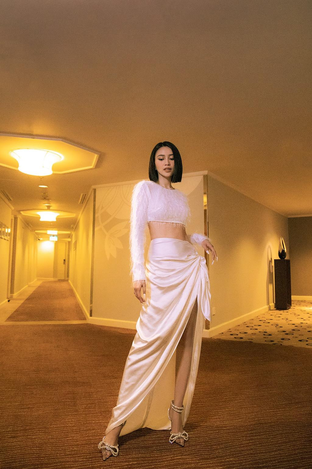 Bộ váy này trước đó từng được diễn viên Ninh Dương Lan Ngọc mặc ở sự kiện trước đó.