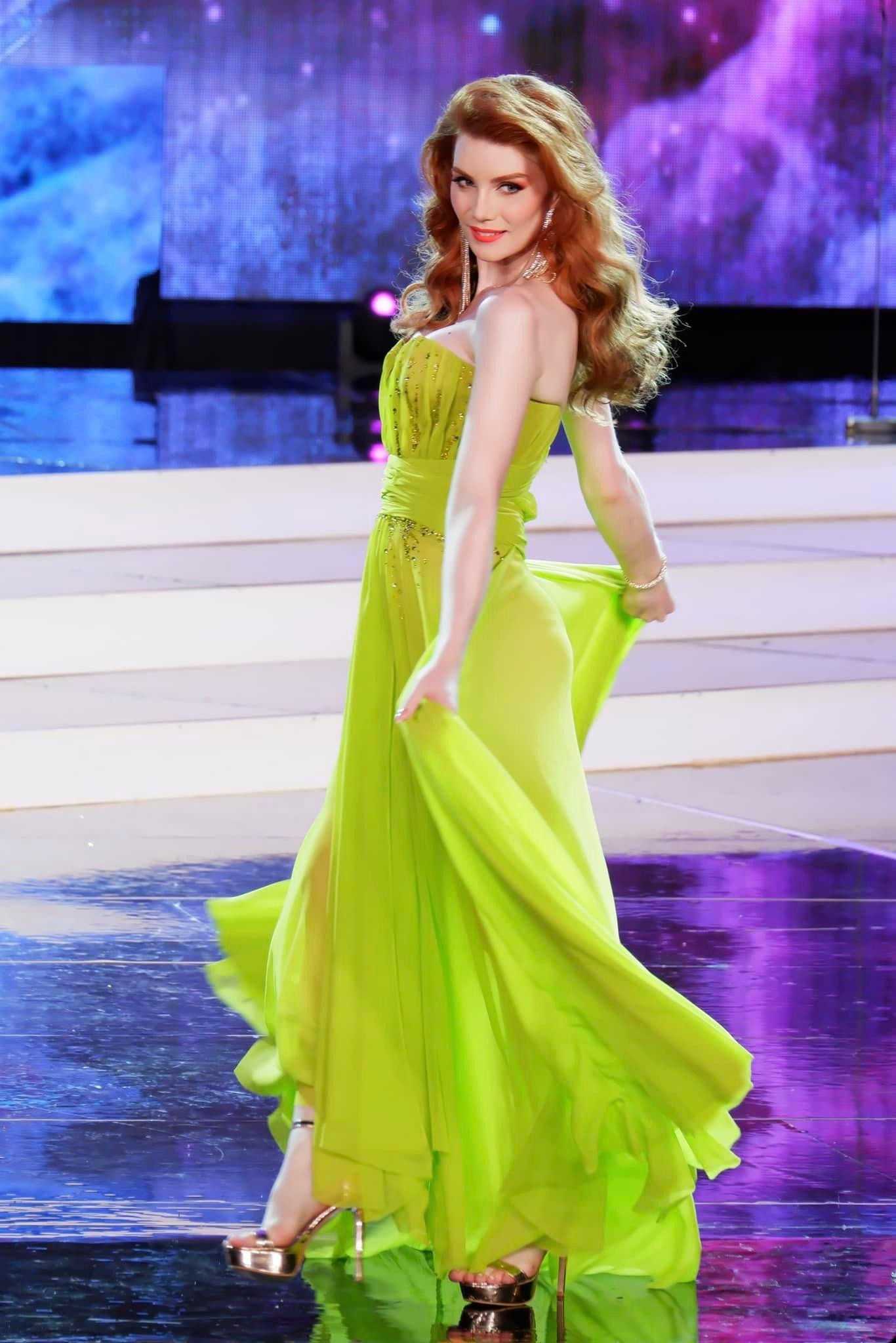 Người đẹp Pháp bay bổng, lãng mạn với bộ váy tông màu xanh. Người đẹp Pháp bay bổng, lãng mạn với bộ váy tông màu xanh.