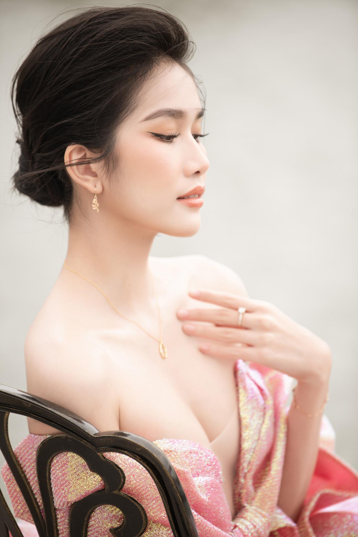 Gương mặt xinh đẹp và kiêu kỳ của Hoa hậu Quốc tế Việt Nam 2020 được tôn lên trọn vẹn trong thiết kế đẹp mắt này.