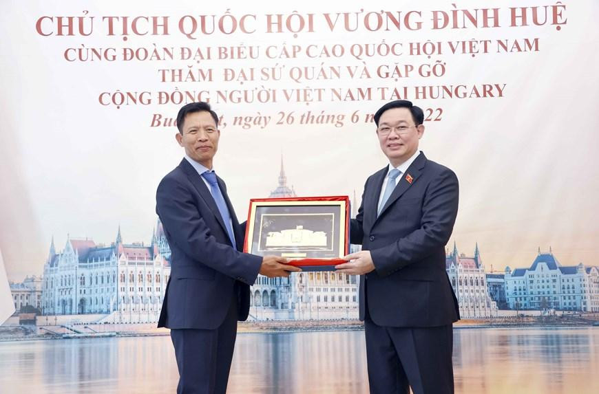 Chủ tịch Quốc hội Vương Đình Huệ tặng quà lưu niệm cho cộng đồng người Việt tại Hungary. (Ảnh: Doãn Tấn/TTXVN) Chủ tịch Quốc hội Vương Đình Huệ tặng quà lưu niệm cho cộng đồng người Việt tại Hungary. (Ảnh: Doãn Tấn/TTXVN)