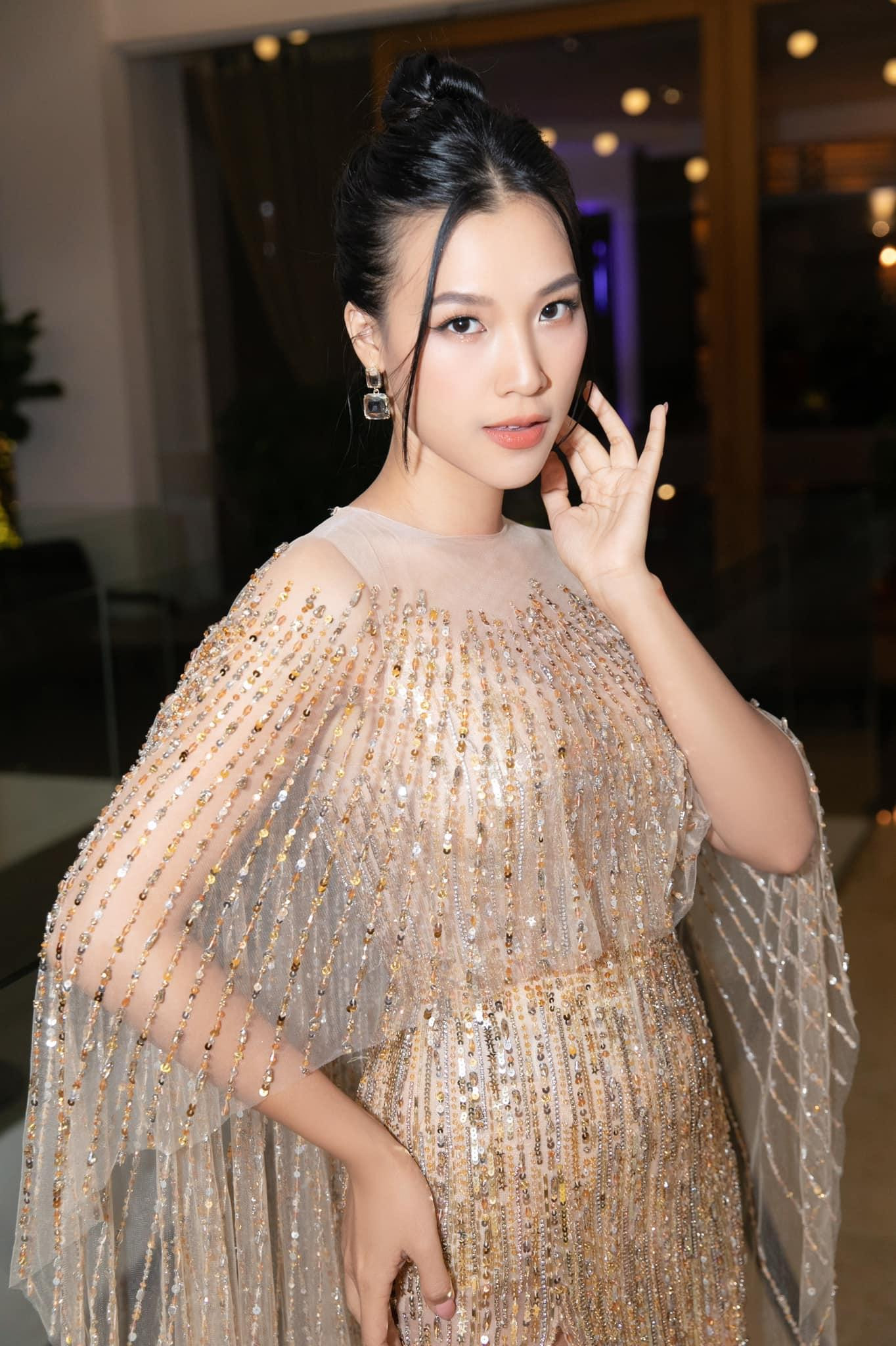 Từng là cặp đôi đẹp nhận được nhiều tình cảm và sự ngưỡng mộ của đông đảo khán giả, vì vậy Hoàng Oanh và chồng Tây ly hôn khiến nhiều người tiếc nuối.