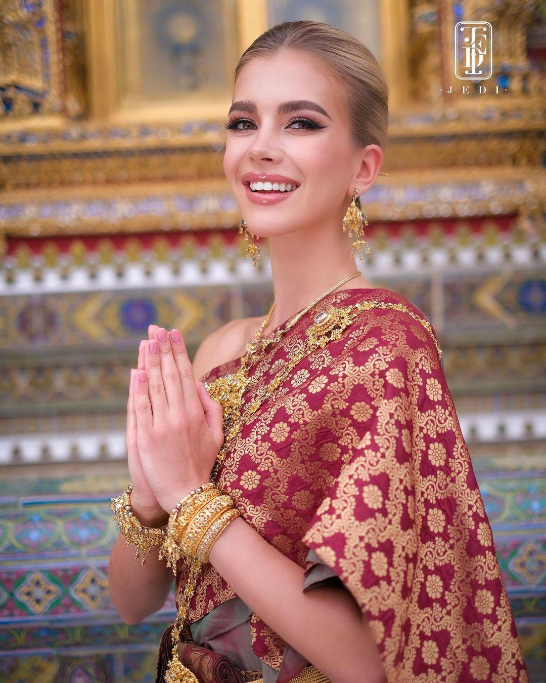 Người đẹp sở hữu gương mặt vô cùng xinh đẹp và mái tóc vàng óng ả như búp bê. Người đẹp sở hữu gương mặt vô cùng xinh đẹp và mái tóc vàng óng ả như búp bê.