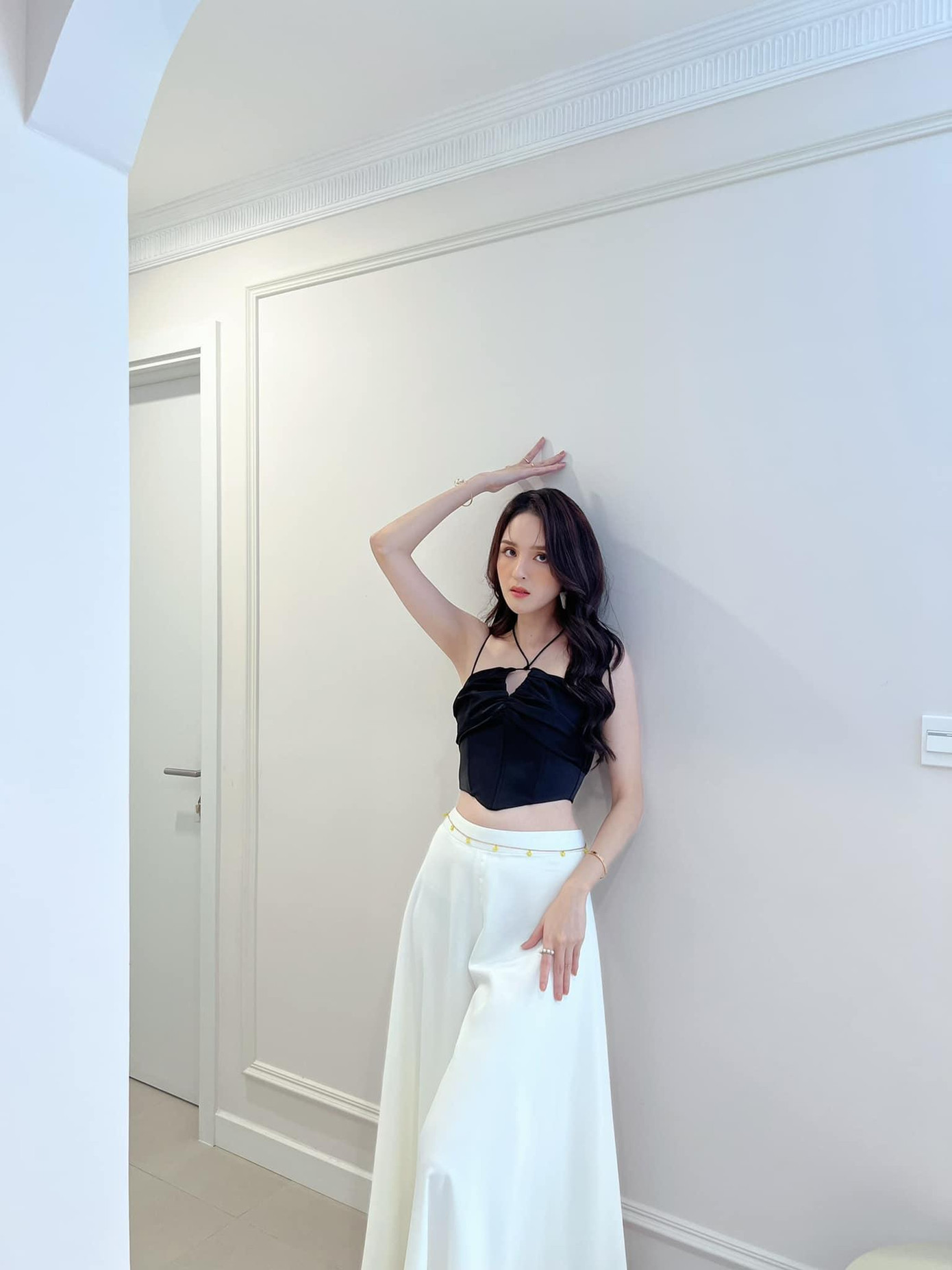 Diện loạt thiết kế với gam màu kinh điển như đen - trắng, Á hậu Việt Nam 2012 khoe khéo được vòng eo thon quyến rũ và làn da trắng ngần không tì vết.