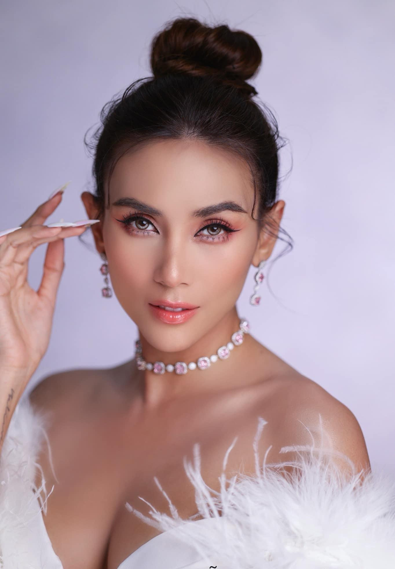 Nhan sắc ngọt ngào nhưng không kém phần quyến rũ của Võ Hoàng Yến sau 14 năm giành ngôi Á hậu khiến fans trầm trồ khen ngợi.