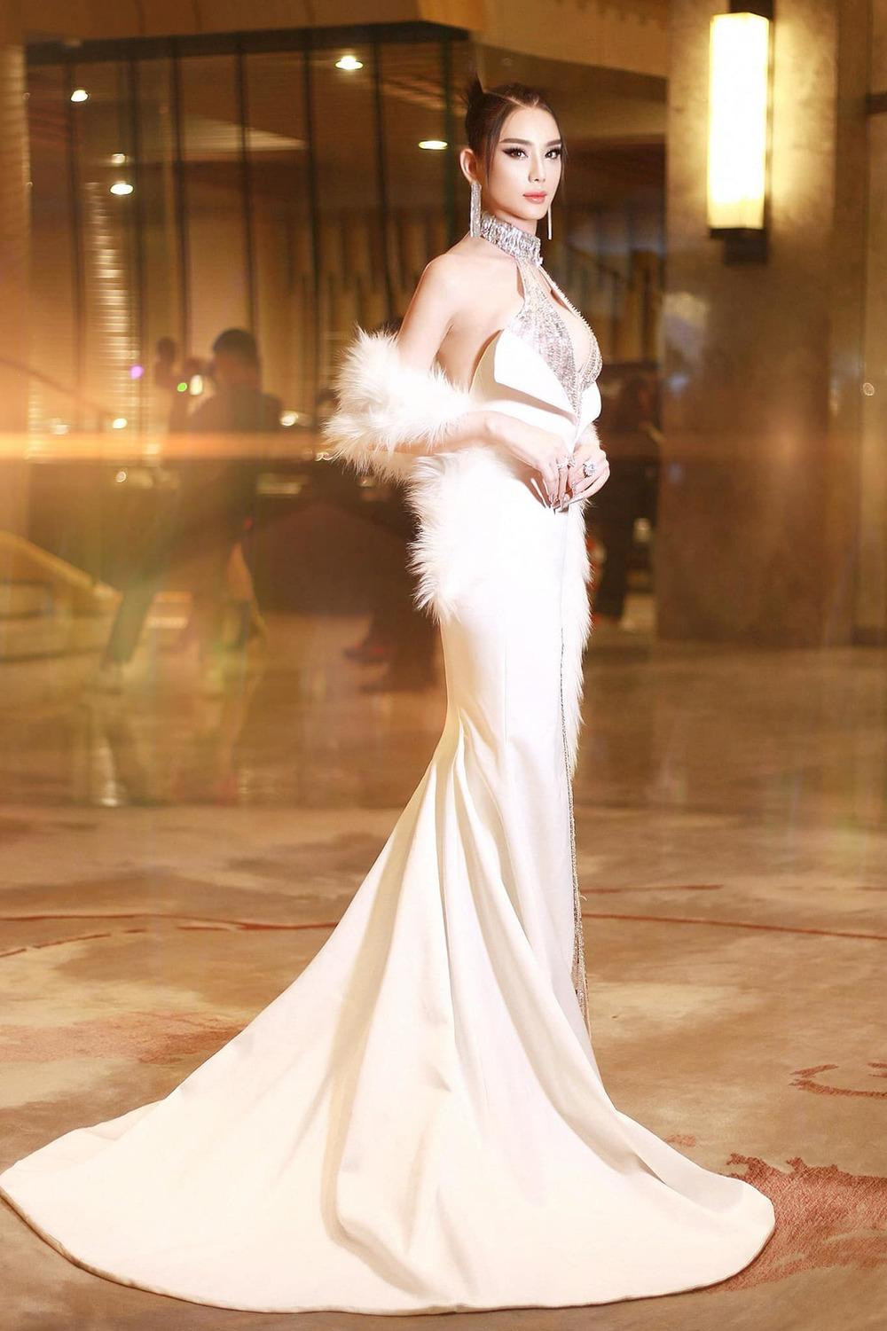 Mới đây, ca sĩ Lâm Khánh Chi xuất hiện đầy lộng lẫy và quyến rũ tại một sự kiện trong bộ váy trắng đính kèm lông vũ sang trọng. Mới đây, ca sĩ Lâm Khánh Chi xuất hiện đầy lộng lẫy và quyến rũ tại một sự kiện trong bộ váy trắng đính kèm lông vũ sang trọng.
