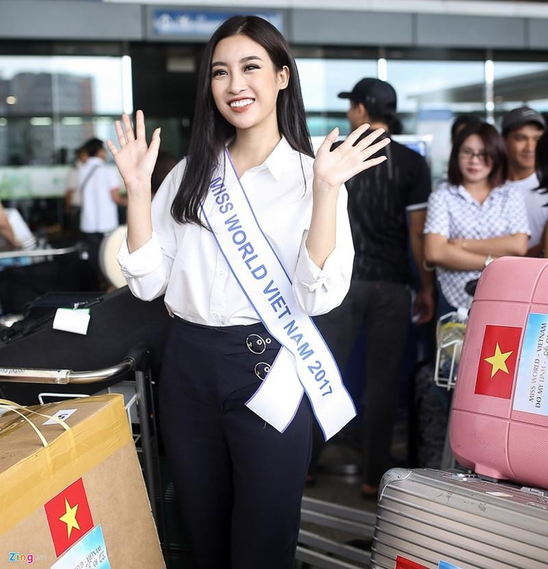 Trước đó vào năm 2017, Hoa hậu Đỗ Mỹ Linh đại diện Việt Nam tham dự Miss World ở Trung Quốc. Xuất hiện ở sân bay cô diện bộ trang phục có tông màu trắng - đen cực giản dị.