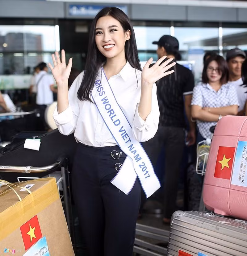 Trước đó vào năm 2017, Hoa hậu Đỗ Mỹ Linh đại diện Việt Nam tham dự Miss World ở Trung Quốc. Xuất hiện ở sân bay cô diện bộ trang phục có tông màu trắng - đen cực giản dị.