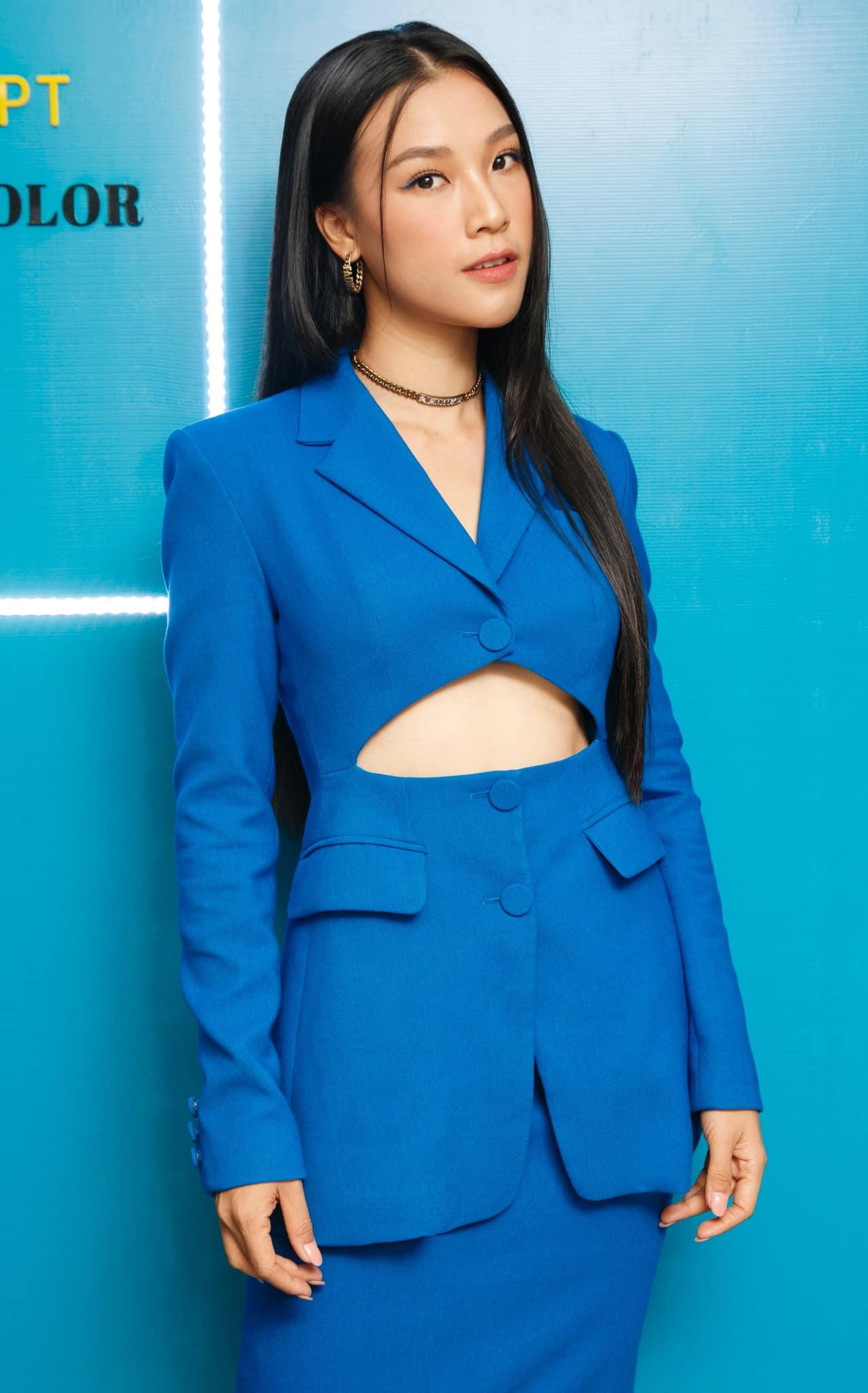 Trước đó, Jack Cole - chồng Tây của Á hậu Hoàng Oanh bất ngờ thông báo ly hôn sau nhiều đồn đoán. Anh chia sẻ trên trang Instagram cá nhân: "Tiếc là chúng tôi không thể giải quyết mọi việc. Tin đồn ly hôn là sự thật. Chúng tôi sẽ cố gắng hết sức để nuôi dạy con trai của chúng tôi luôn vui vẻ và khỏe mạnh".