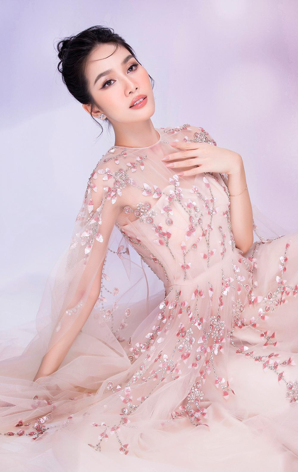 Buổi chụp hình của hai nàng hậu được đầu tư vô cùng kỹ lưỡng, chỉn chu và vô cùng chuyên nghiệp, để có thể mang đến những bức hình thật lộng lẫy và xinh đẹp đến các fan hâm mộ.