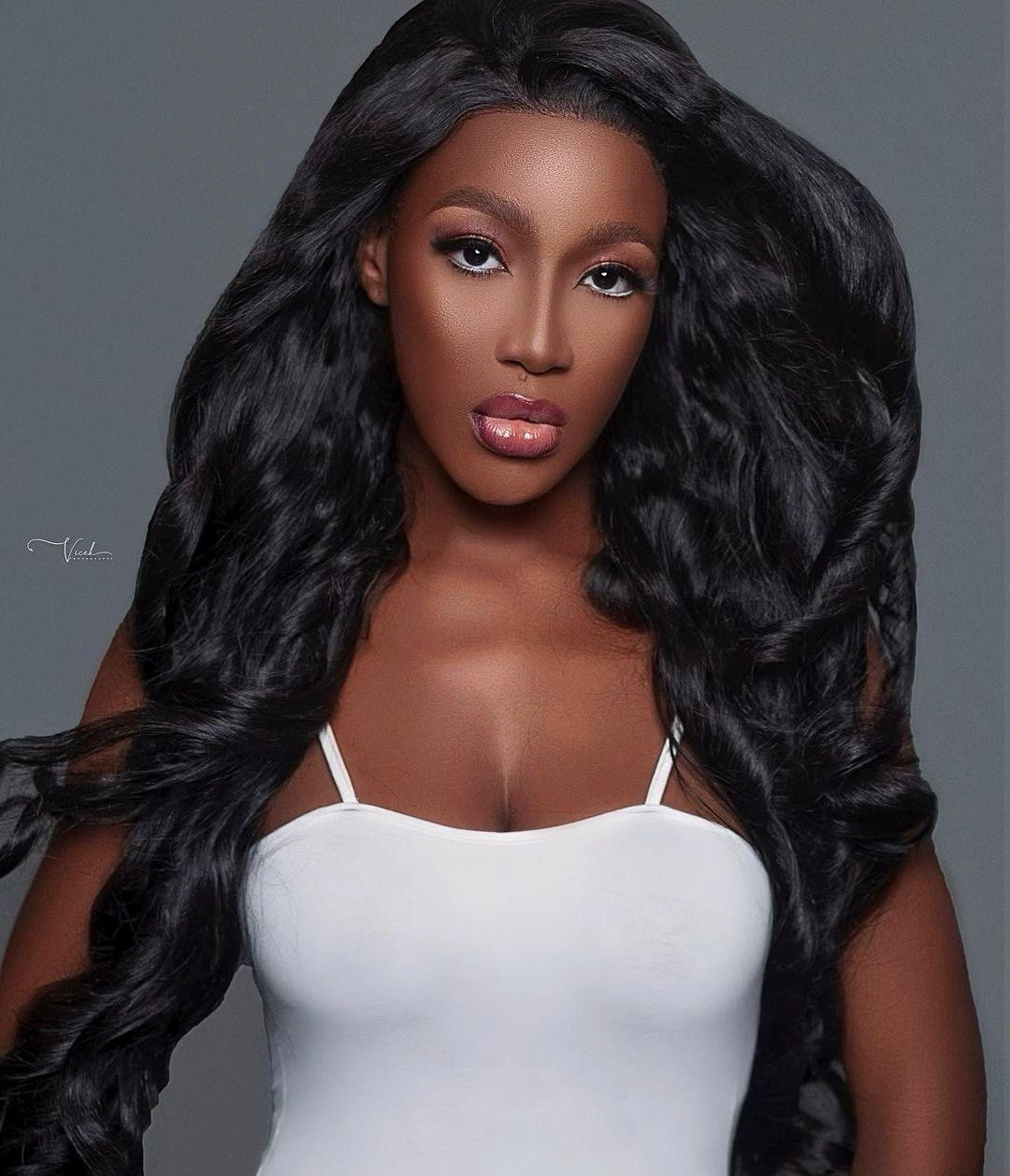 Quen thuộc với mái tóc ngắn nhưng khi để tóc dài, Precious Obisoso được khen xinh đẹp như một cô nàng 'búp bê da màu'.